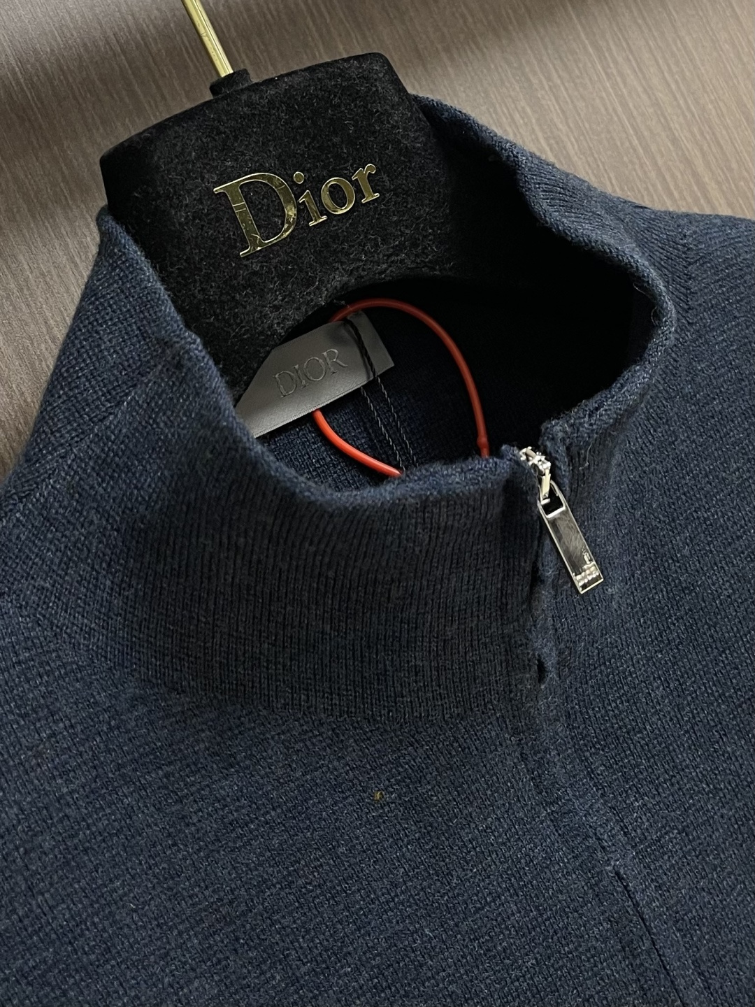 Dior Icon 拉链毛衣针织外套，定织绒光绵羊毛，胸前CD Icon标识作点缀，隐形拉链设计搭配落肩