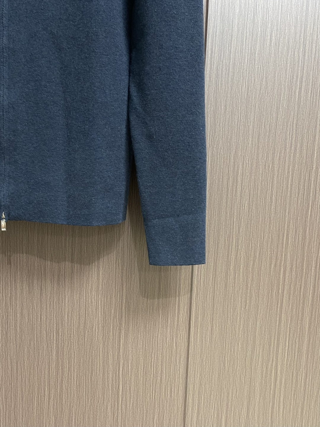 Dior Icon 拉链毛衣针织外套，定织绒光绵羊毛，胸前CD Icon标识作点缀，隐形拉链设计搭配落肩