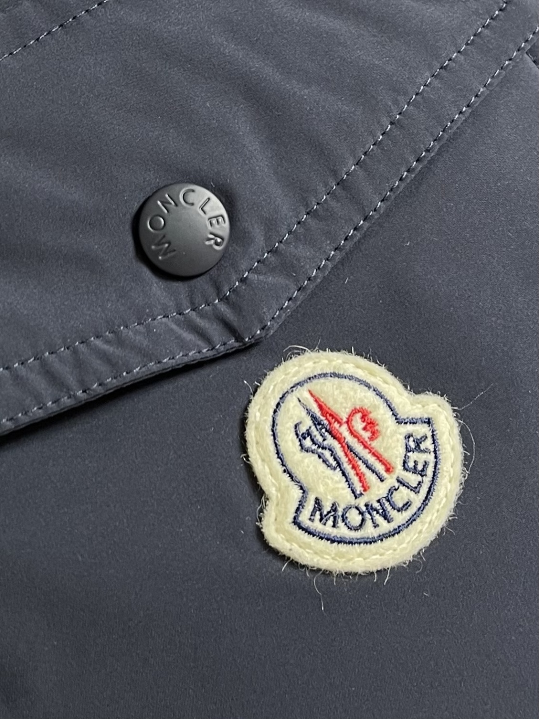 MONERMC 口袋翻领式夹克外套，选用100％聚酯纤维通过微纤维化处理之后，单根纤维变得极细，大大增加