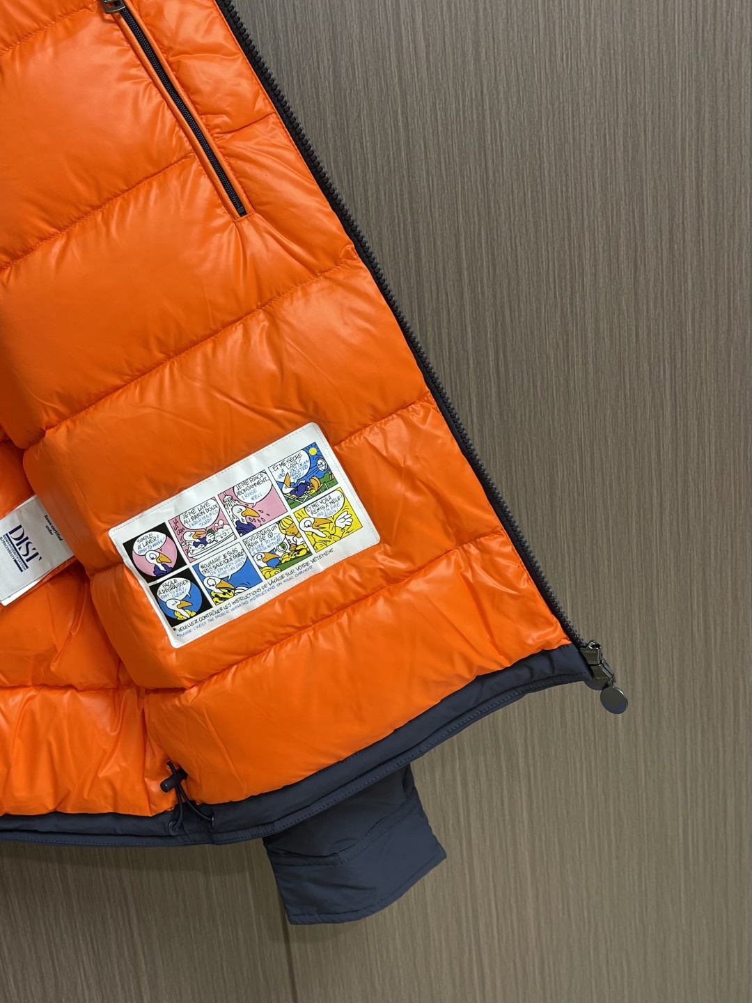 MONERMC 口袋翻领式夹克外套，选用100％聚酯纤维通过微纤维化处理之后，单根纤维变得极细，大大增加