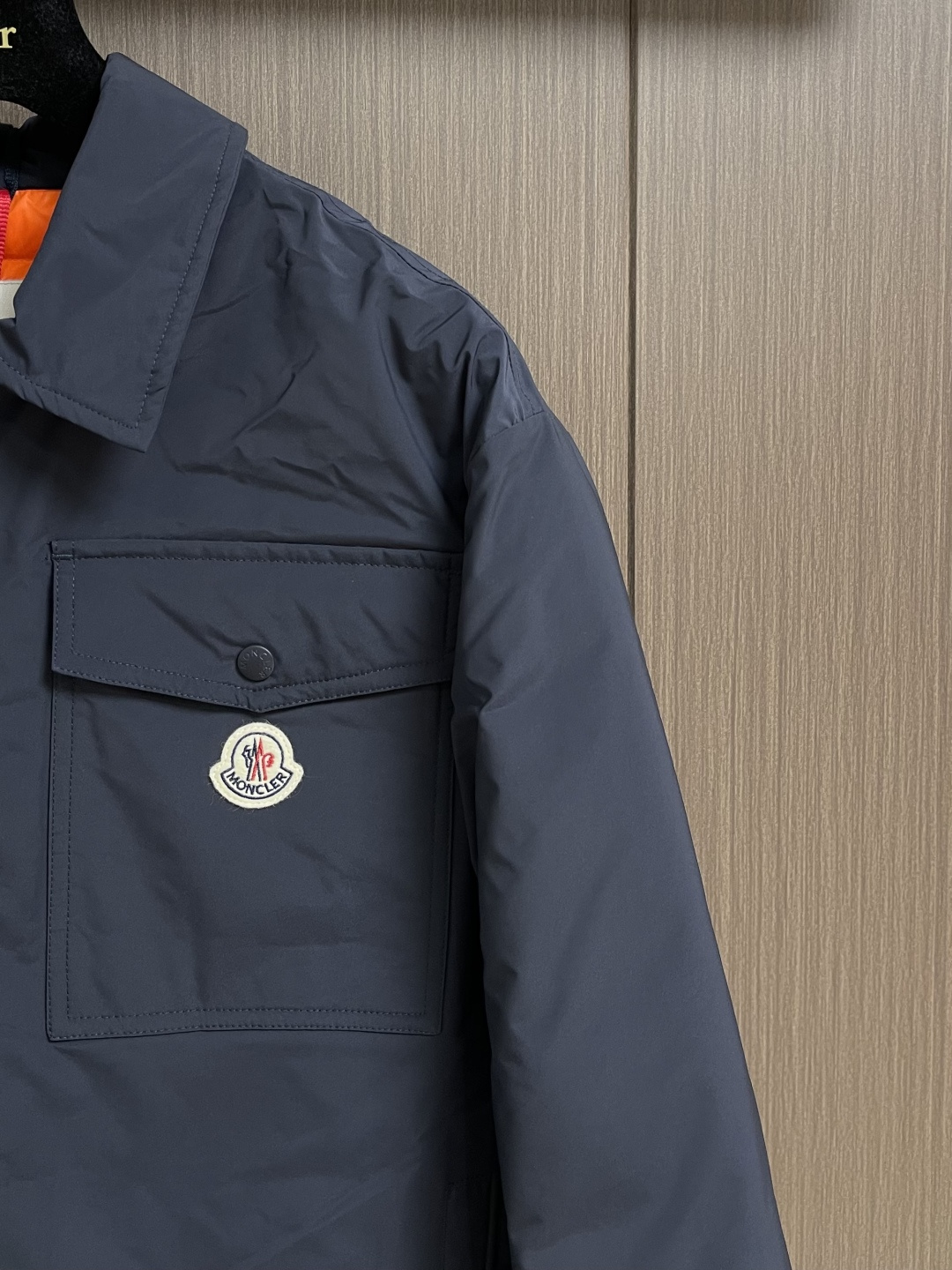 MONERMC 口袋翻领式夹克外套，选用100％聚酯纤维通过微纤维化处理之后，单根纤维变得极细，大大增加