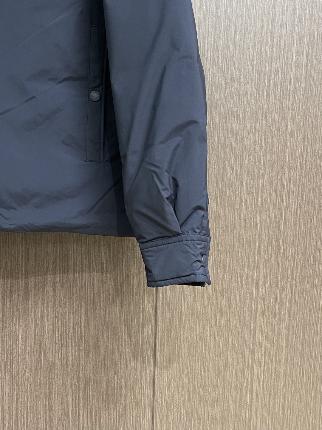 MONERMC 口袋翻领式夹克外套，选用100％聚酯纤维通过微纤维化处理之后，单根纤维变得极细，大大增加