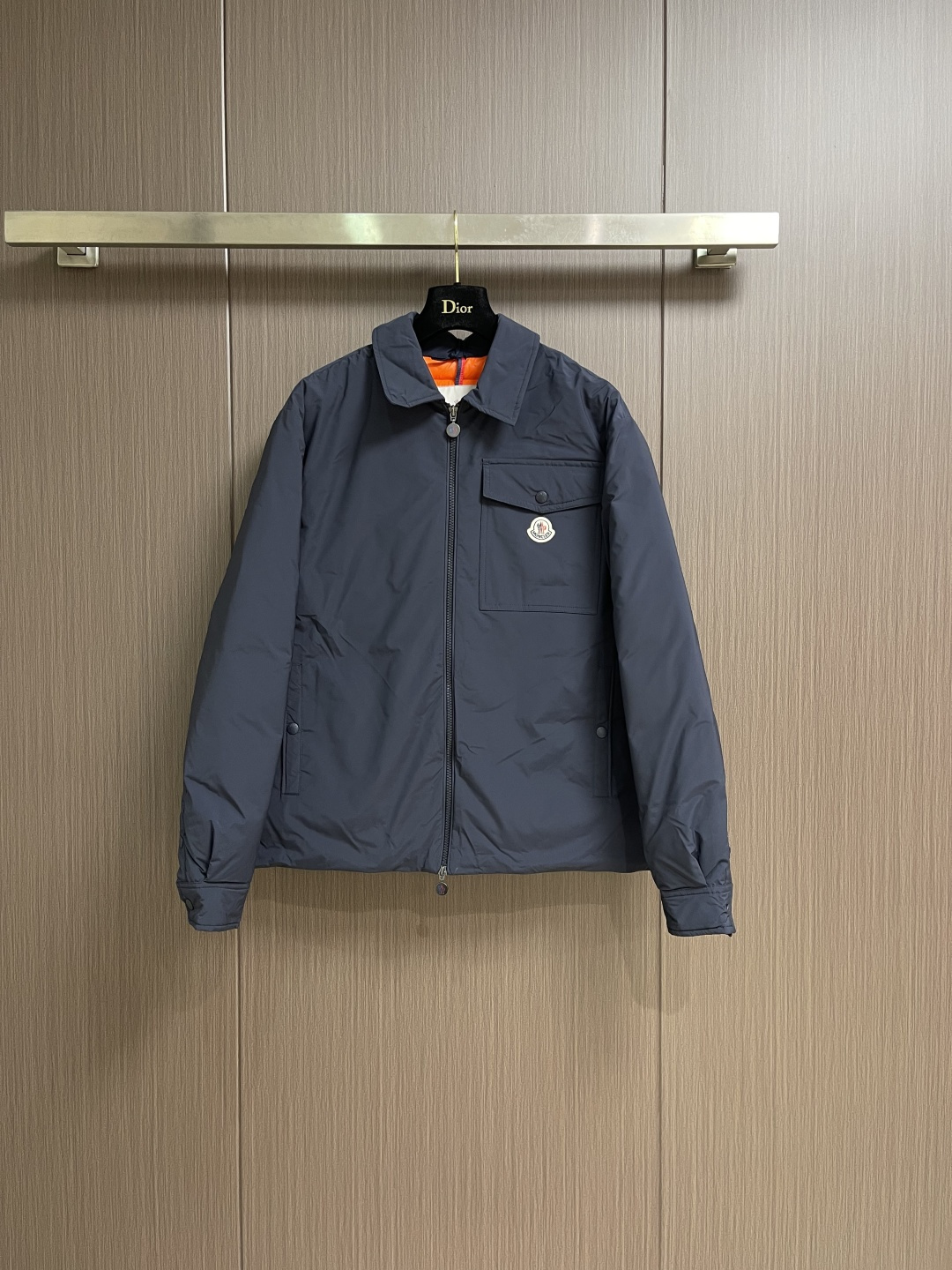 MONERMC 口袋翻领式夹克外套，选用100％聚酯纤维通过微纤维化处理之后，单根纤维变得极细，大大增加