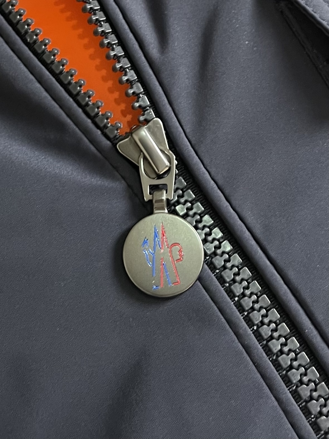 MONERMC 口袋翻领式夹克外套，选用100％聚酯纤维通过微纤维化处理之后，单根纤维变得极细，大大增加