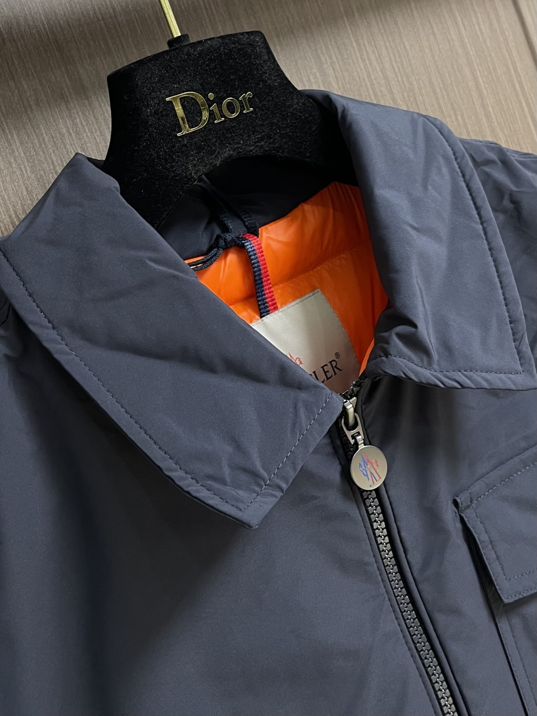 MONERMC 口袋翻领式夹克外套，选用100％聚酯纤维通过微纤维化处理之后，单根纤维变得极细，大大增加