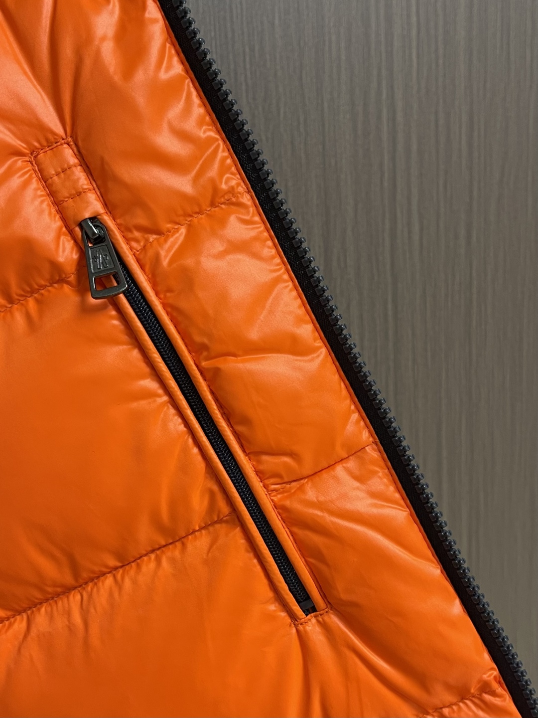 MONERMC 口袋翻领式夹克外套，选用100％聚酯纤维通过微纤维化处理之后，单根纤维变得极细，大大增加