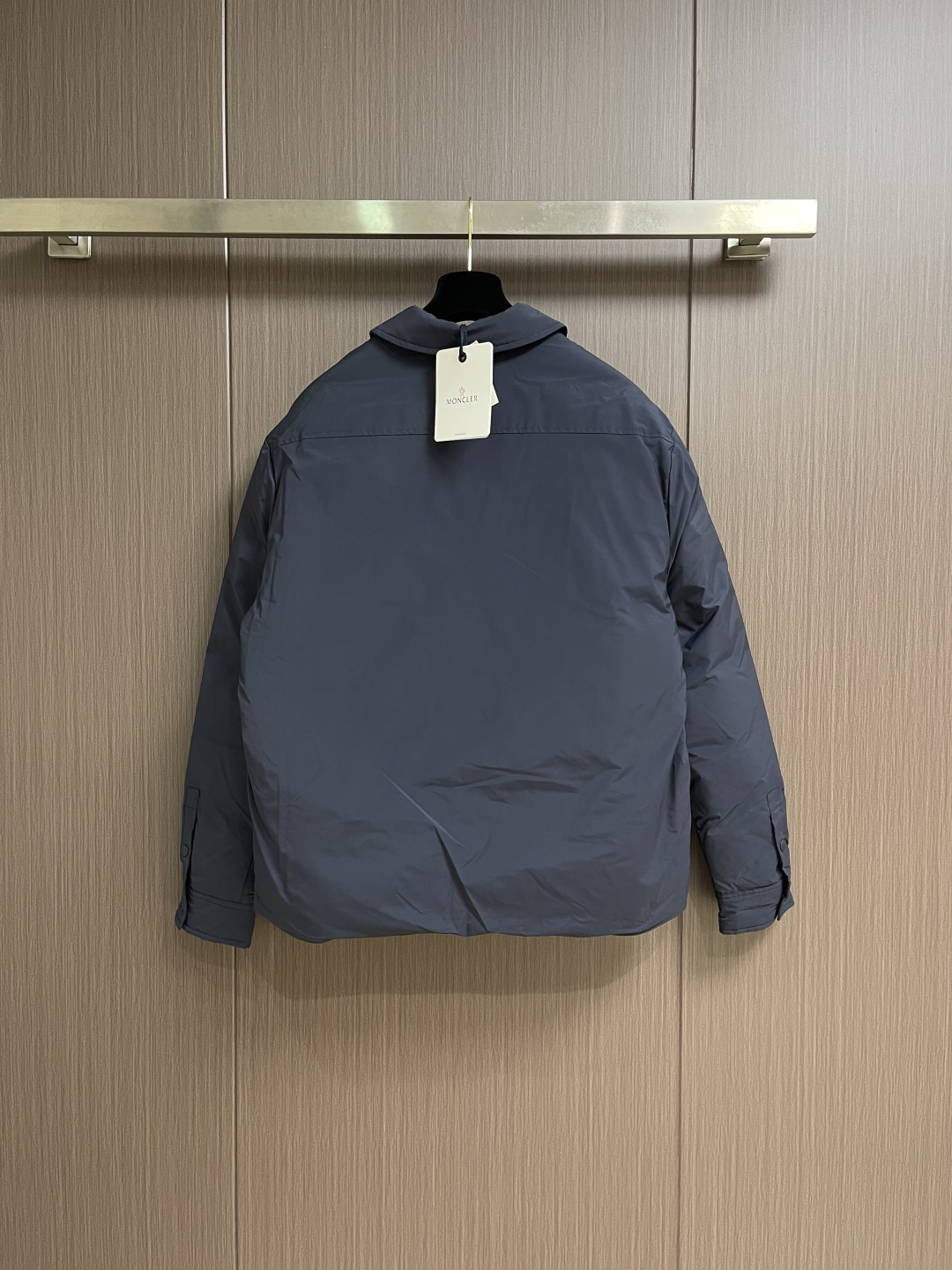 MONERMC 口袋翻领式夹克外套，选用100％聚酯纤维通过微纤维化处理之后，单根纤维变得极细，大大增加