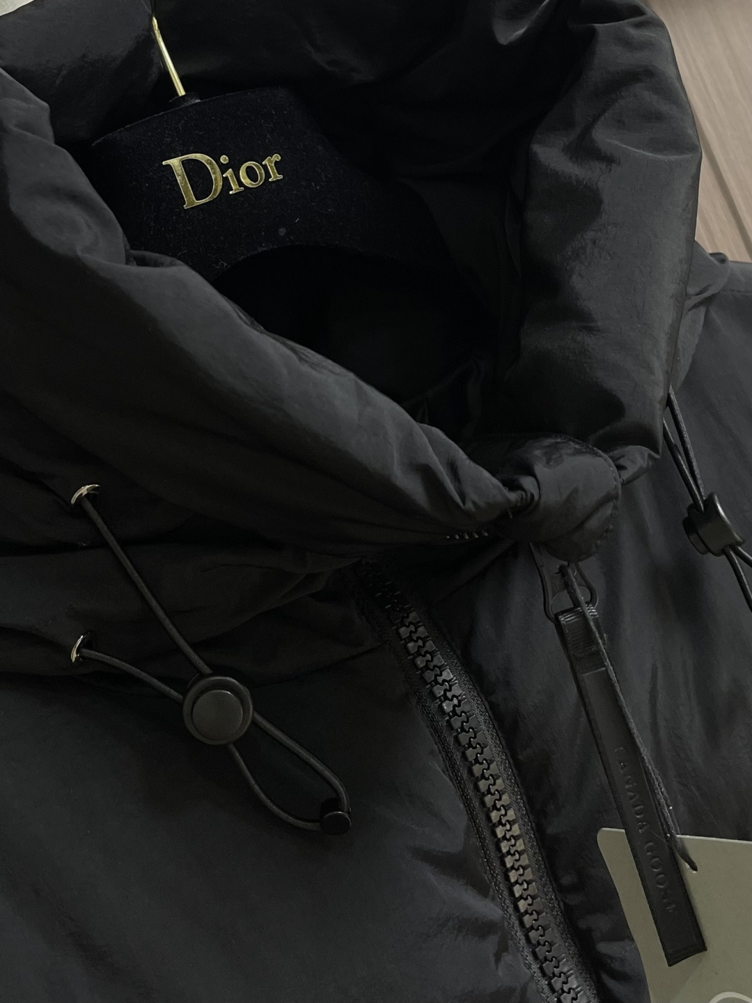 Canada Goose 加拿大鹅 胶标章仔哑光连帽羽绒服外套，面料选用高质量的防护性尼龙面料，90国标