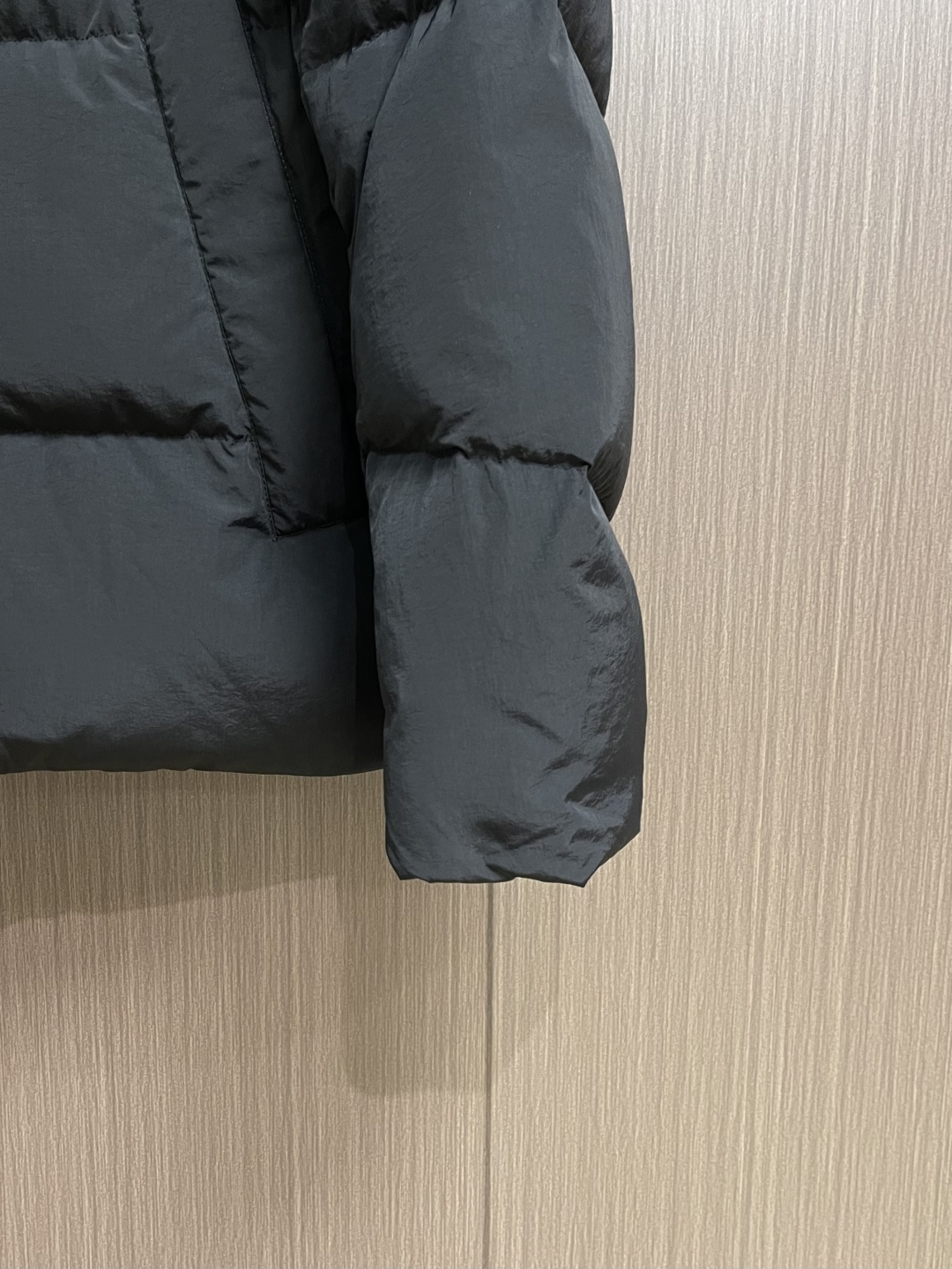 Canada Goose 加拿大鹅 胶标章仔哑光连帽羽绒服外套，面料选用高质量的防护性尼龙面料，90国标