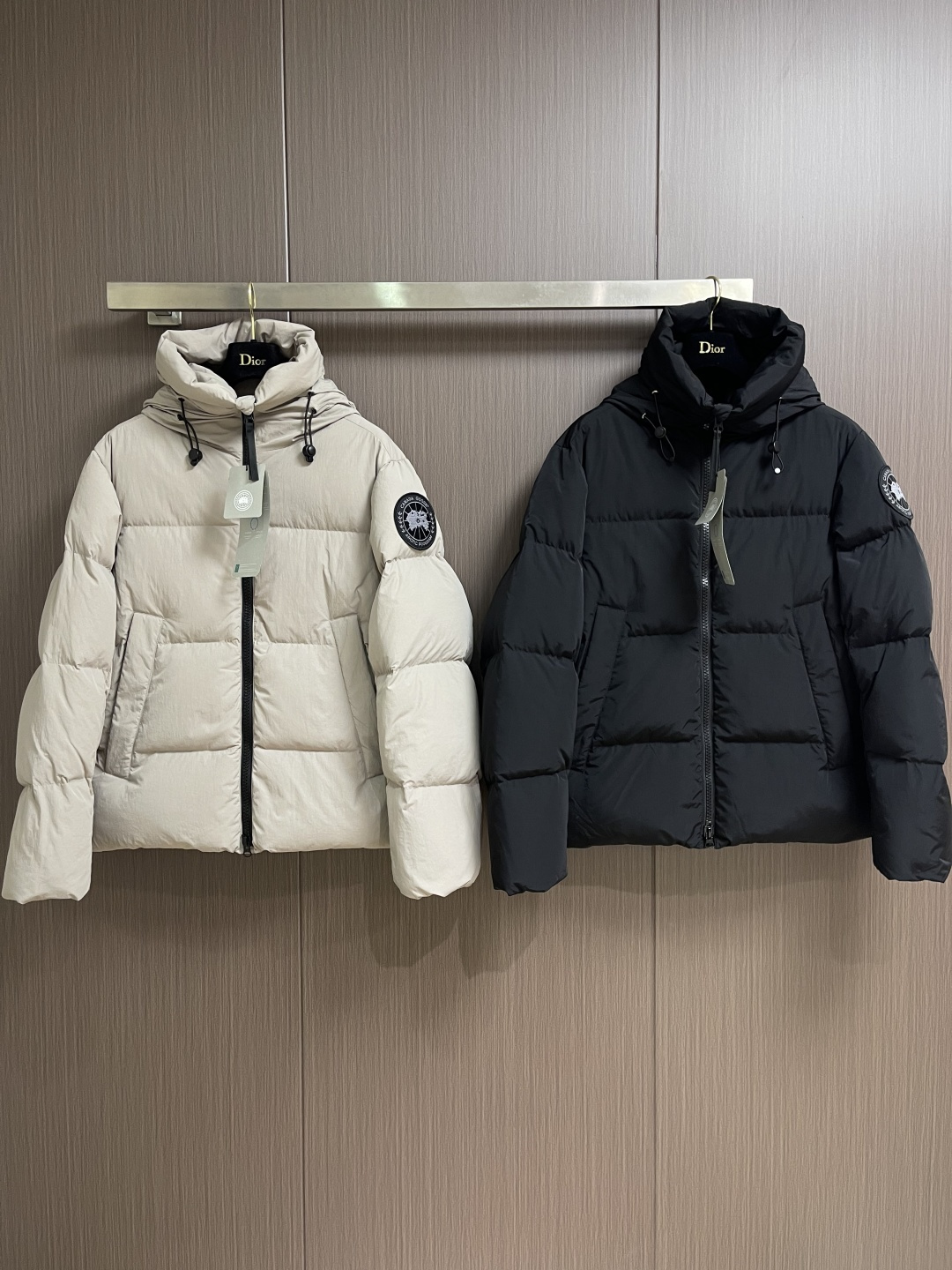 Canada Goose 加拿大鹅 胶标章仔哑光连帽羽绒服外套，面料选用高质量的防护性尼龙面料，90国标