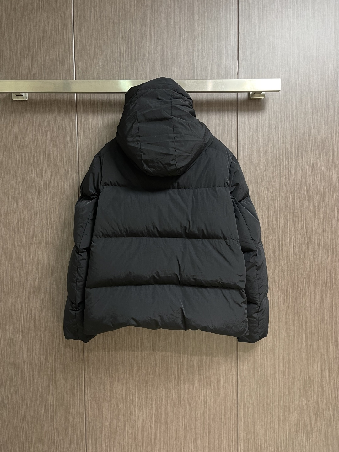 Canada Goose 加拿大鹅 胶标章仔哑光连帽羽绒服外套，面料选用高质量的防护性尼龙面料，90国标