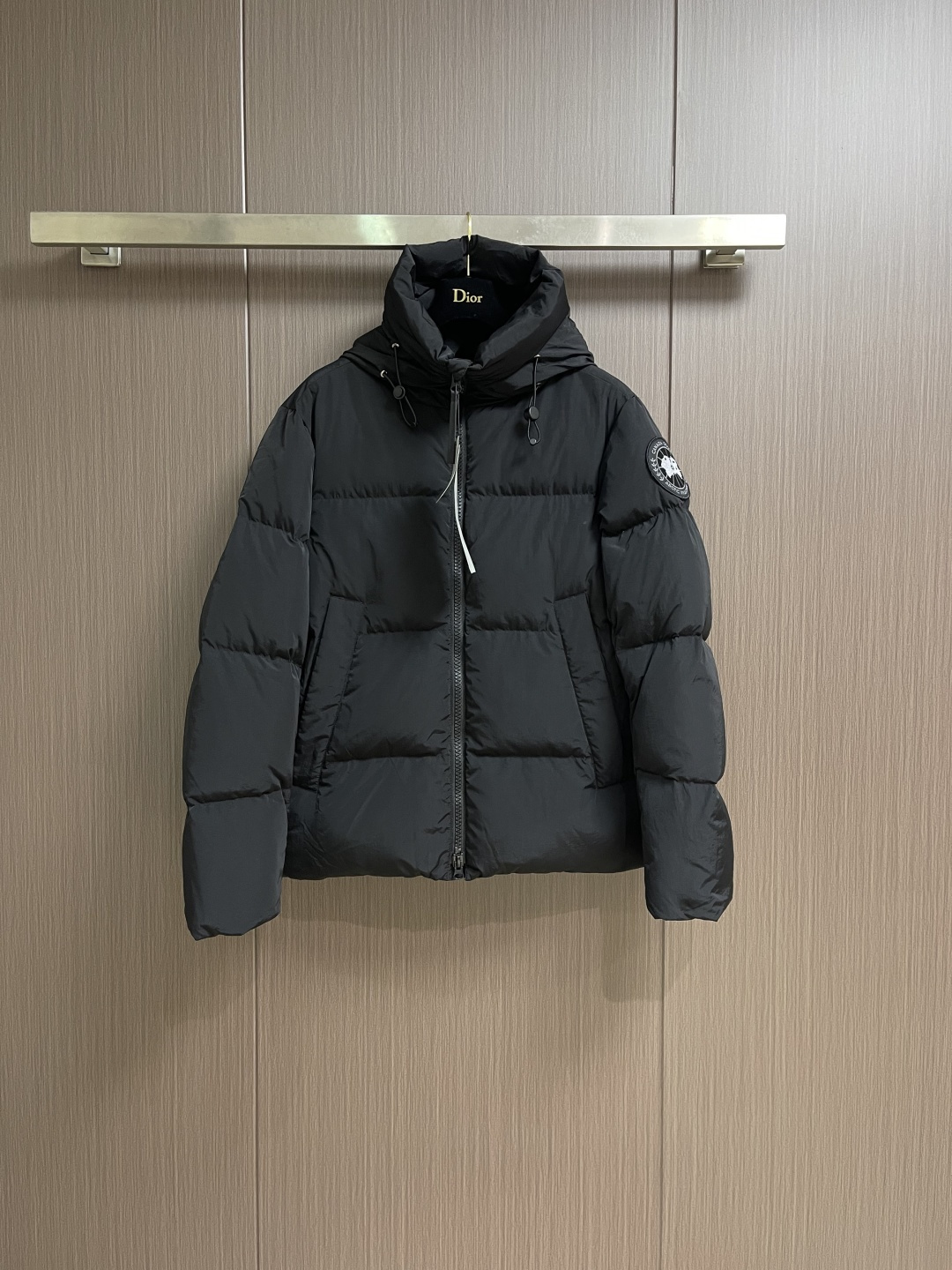 Canada Goose 加拿大鹅 胶标章仔哑光连帽羽绒服外套，面料选用高质量的防护性尼龙面料，90国标
