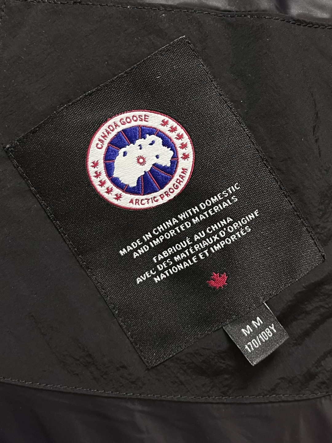 Canada Goose 加拿大鹅 胶标章仔哑光连帽羽绒服外套，面料选用高质量的防护性尼龙面料，90国标