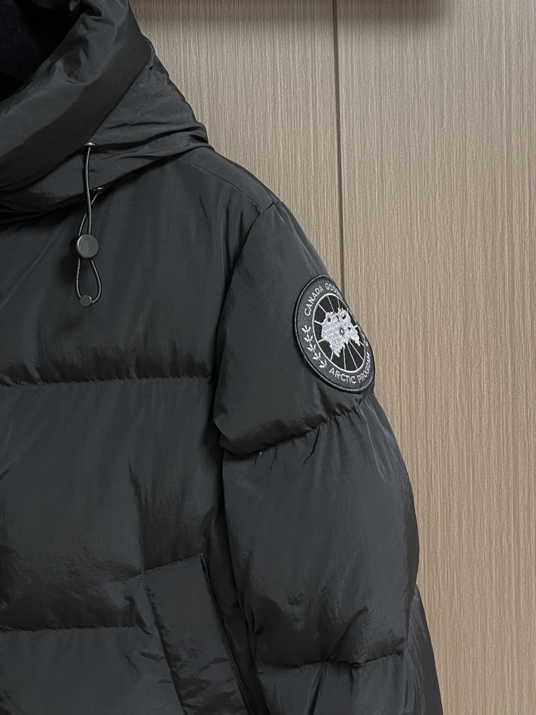 Canada Goose 加拿大鹅 胶标章仔哑光连帽羽绒服外套，面料选用高质量的防护性尼龙面料，90国标