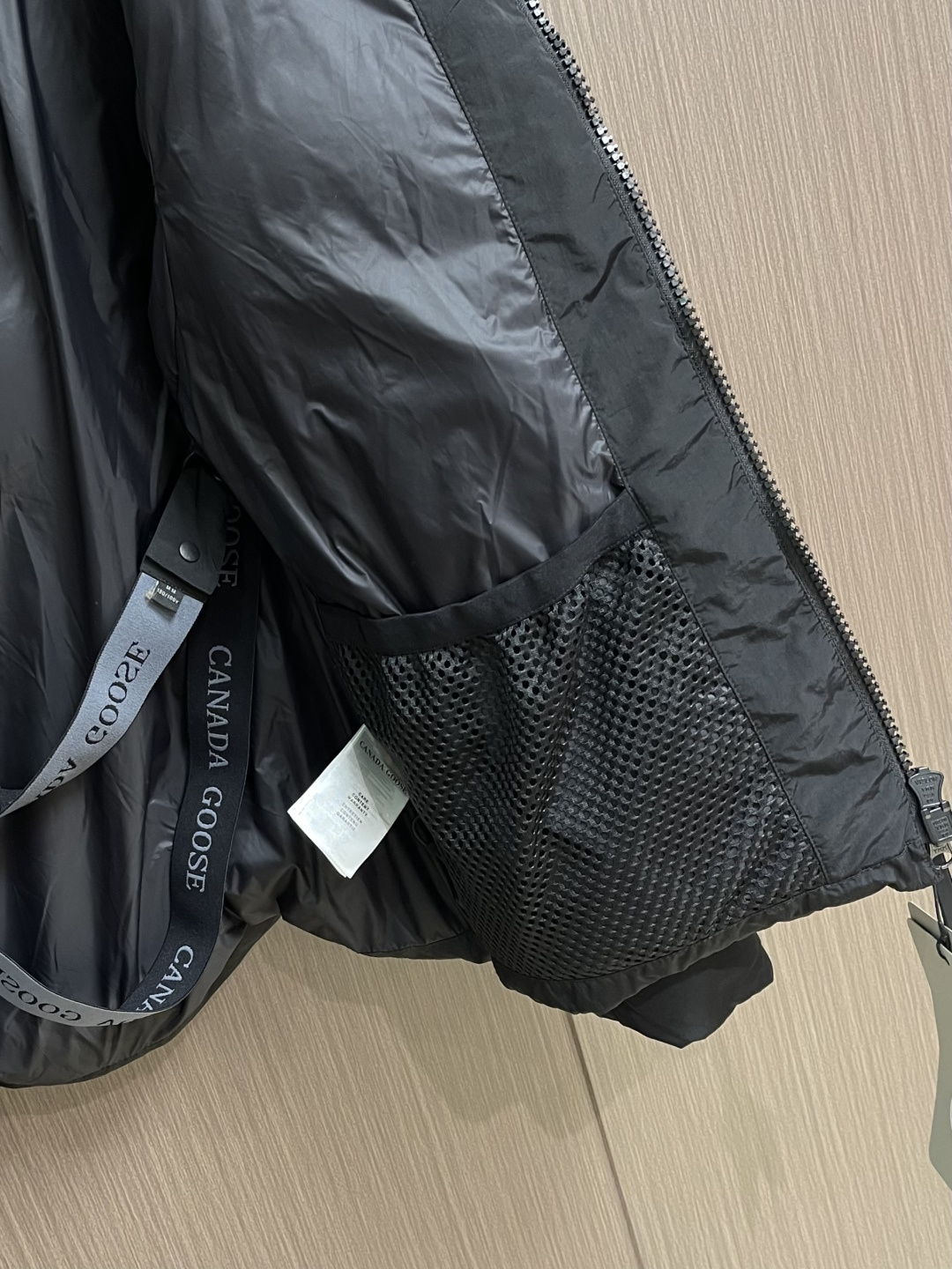 Canada Goose 加拿大鹅 胶标章仔哑光连帽羽绒服外套，面料选用高质量的防护性尼龙面料，90国标