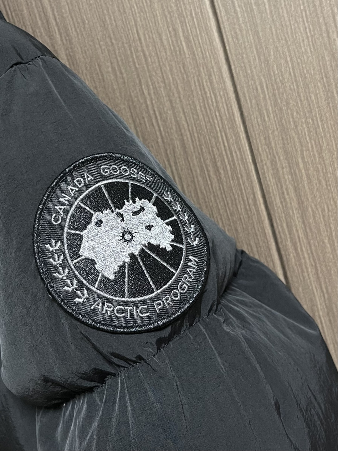 Canada Goose 加拿大鹅 胶标章仔哑光连帽羽绒服外套，面料选用高质量的防护性尼龙面料，90国标