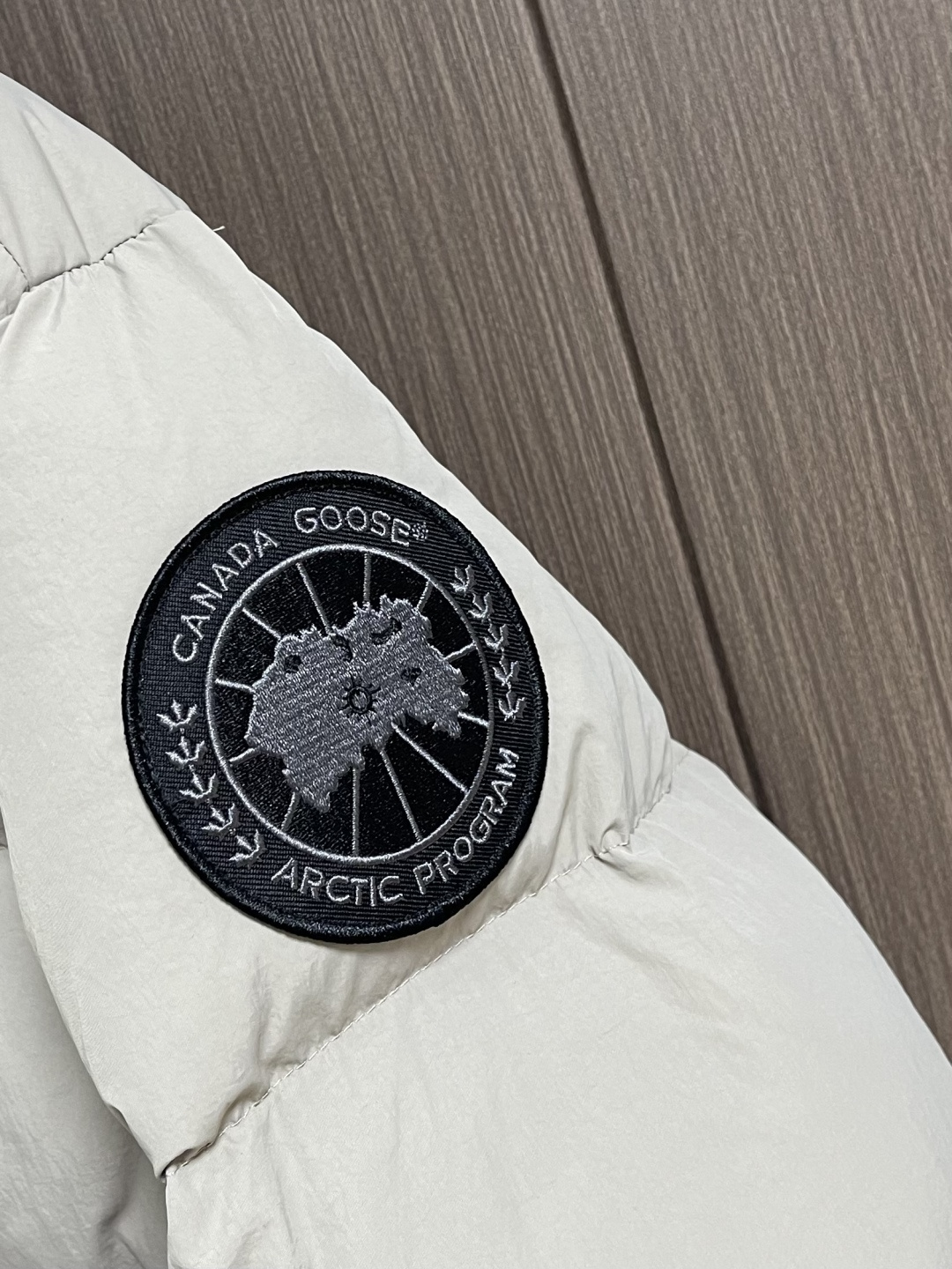 Canada Goose 加拿大鹅 胶标章仔哑光连帽羽绒服外套，面料选用高质量的防护性尼龙面料，90国标