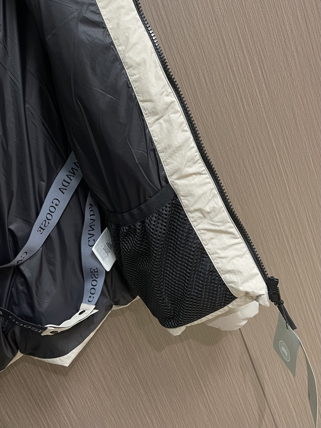 Canada Goose 加拿大鹅 胶标章仔哑光连帽羽绒服外套，面料选用高质量的防护性尼龙面料，90国标