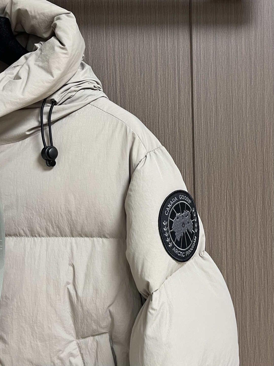 Canada Goose 加拿大鹅 胶标章仔哑光连帽羽绒服外套，面料选用高质量的防护性尼龙面料，90国标