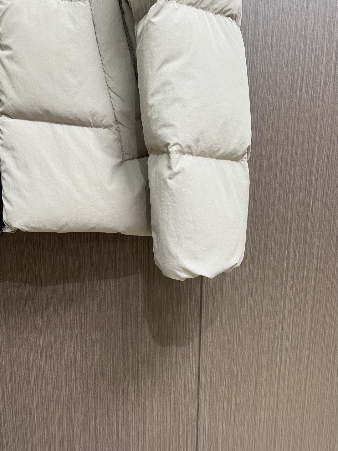 Canada Goose 加拿大鹅 胶标章仔哑光连帽羽绒服外套，面料选用高质量的防护性尼龙面料，90国标