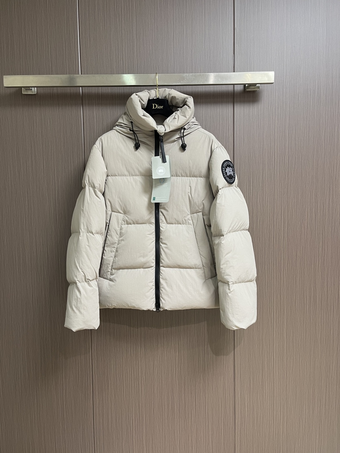 Canada Goose 加拿大鹅 胶标章仔哑光连帽羽绒服外套，面料选用高质量的防护性尼龙面料，90国标