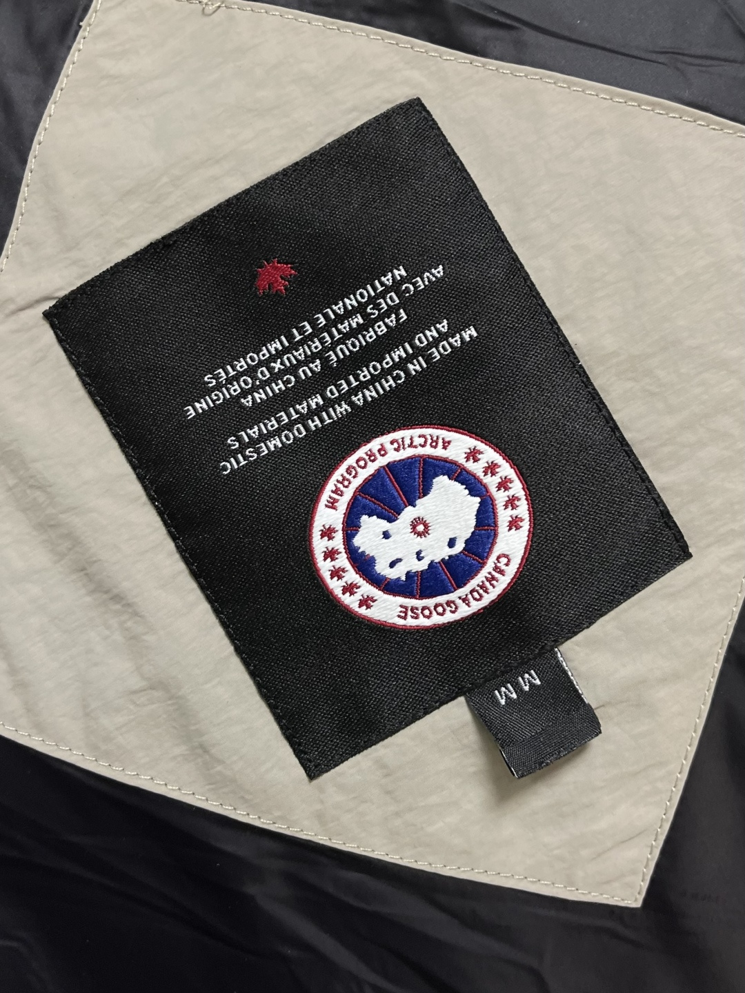 Canada Goose 加拿大鹅 胶标章仔哑光连帽羽绒服外套，面料选用高质量的防护性尼龙面料，90国标