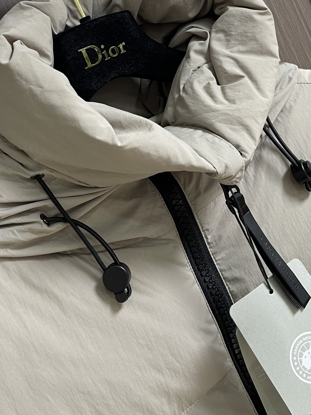 Canada Goose 加拿大鹅 胶标章仔哑光连帽羽绒服外套，面料选用高质量的防护性尼龙面料，90国标