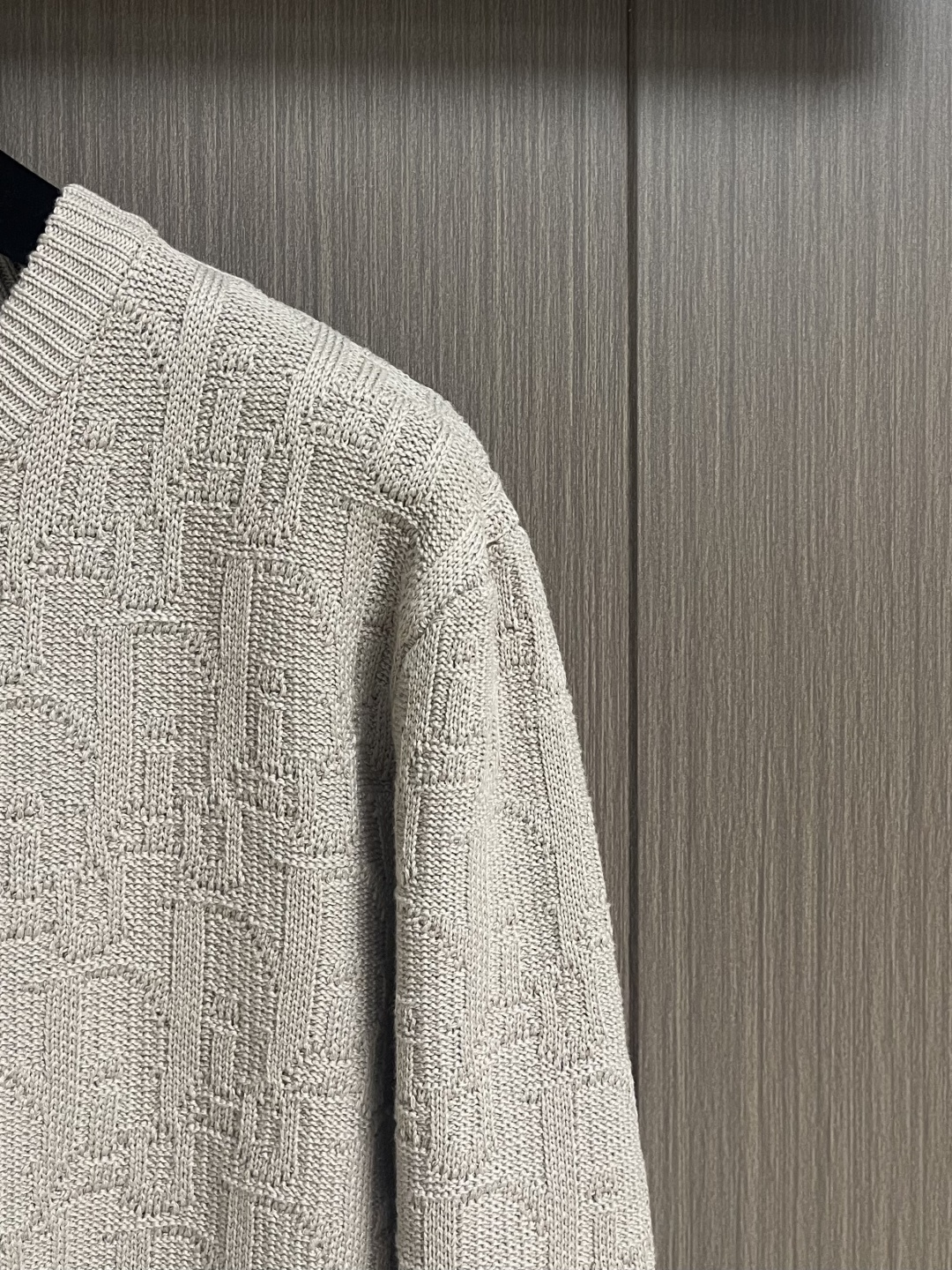 Dior 2025SS秋冬新款圆领毛衣针织衫，米色棉质混纺提花面料 Oblique 提花，这款针织衫突显