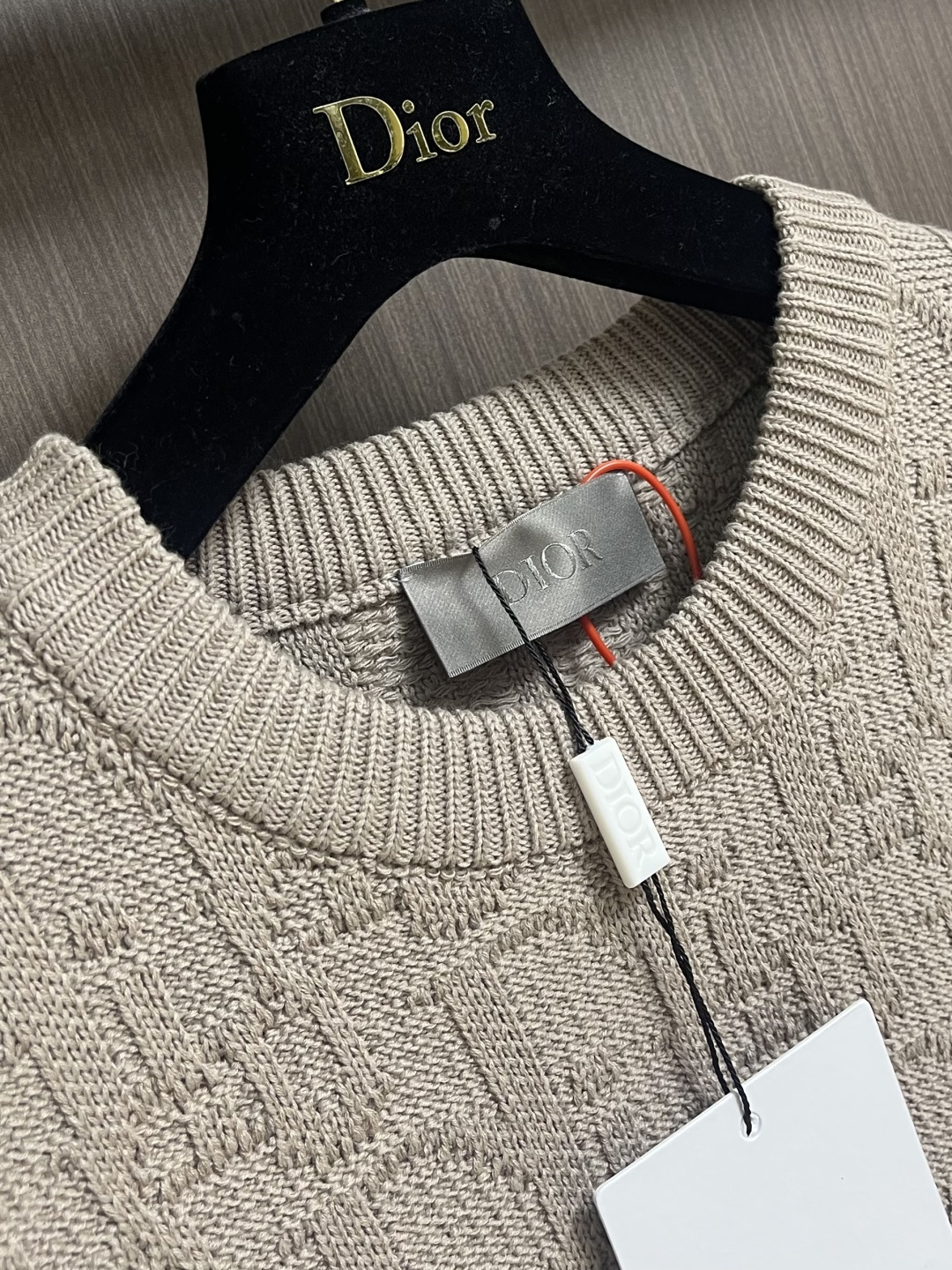 Dior 2025SS秋冬新款圆领毛衣针织衫，米色棉质混纺提花面料 Oblique 提花，这款针织衫突显