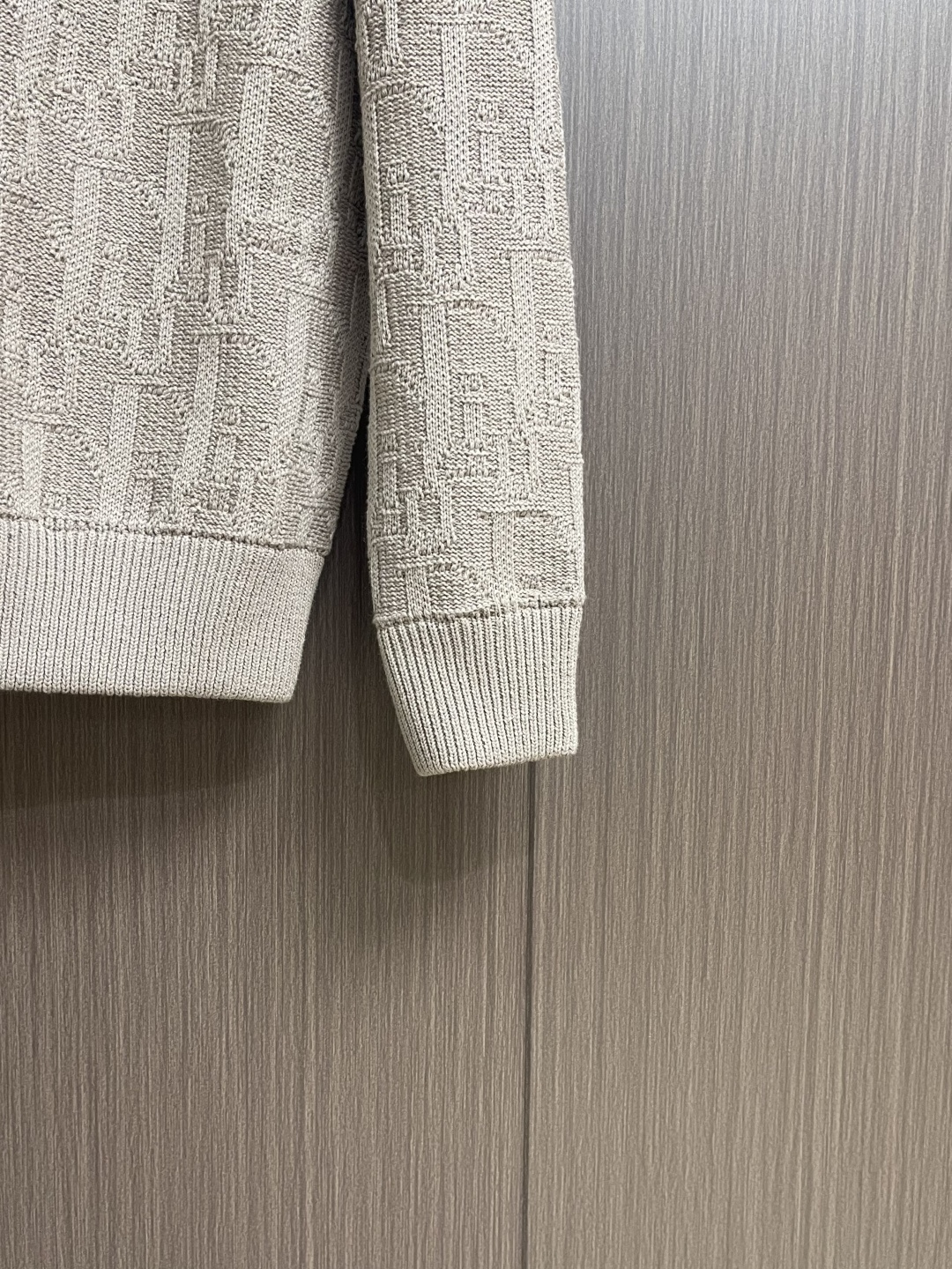 Dior 2025SS秋冬新款圆领毛衣针织衫，米色棉质混纺提花面料 Oblique 提花，这款针织衫突显