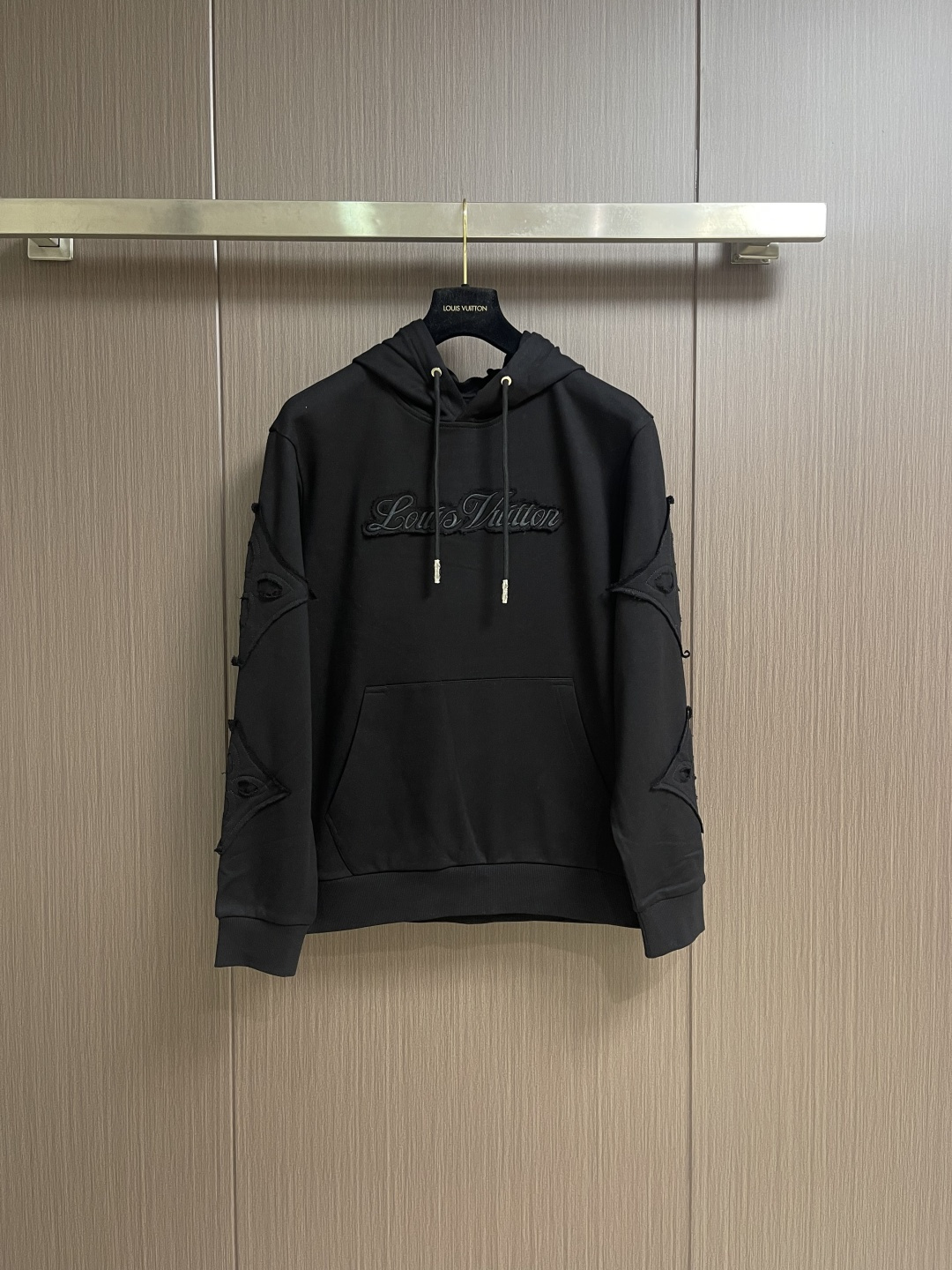 NO:646886,LV ss new product logo embroidered logo hooded sweatshirt, handsome and fashionable, top embroidered pattern letter logo on the chest, simple and versatile. The fabric cotton is not only crisp and maintains the trendy silhouette, but also comfortable to wear, and the yarn is more delicate. Sizes M-3XL, louis vuitton, hoodie, sweatshirts, hats, alexander wang19860909LV ss新品logo刺绣标识连帽卫衣,帅气时尚,胸前顶级刺绣图案字母logo,简约百搭款.面料棉 不仅挺括,保持潮流的廓形,又穿着舒适,纱织更细腻.尺码M-3XL,,louis vuitton,hoodie,sweatshirts,hats,alexander wang,Men's clothing