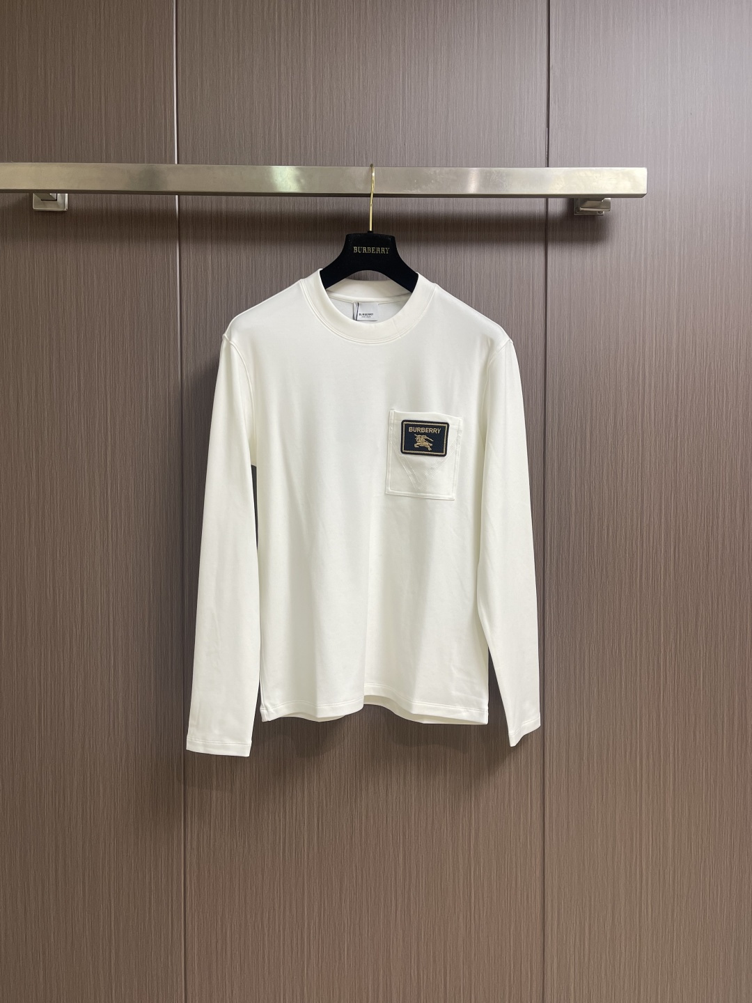 NO:609529,Burberry 2025FW new autumn and winter long-sleeved T-shirt with pocket embroidery. The chest patch pocket + knight embroidery logo, with gold thread texture, is the recognition of a luxury brand hidden in a low-key manner. The pocket details make the basic model more layered. The Italian high-count cotton is soft and draping, close to the skin and breathable and not easy to deform. The ribbed hems on the collar and cuffs reveal the delicate craftsmanship. Sizes M-3XL, burberry, tees, t-shirt, alexander wang19860909Burberry 2025FW秋冬新品口袋刺绣长袖T恤.胸前贴袋＋骑士刺绣标识,搭配金线纹理,是低调里藏着的奢牌辨识度,口袋细节让基础款更有层次感.意产高支棉软而垂顺,贴肤透气还不易变形,领口袖口的罗纹锁边透着工艺细腻.尺码M-3XL,,burberry,tees，t-shirt,alexander wang,Men's clothing