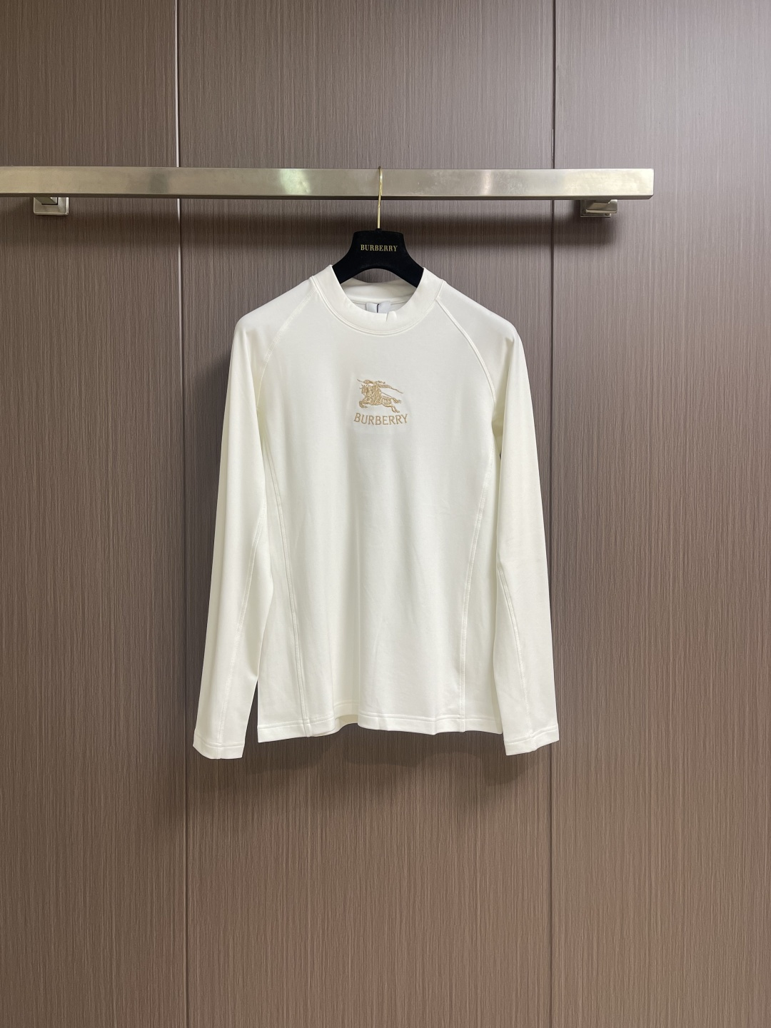 NO:609533,BURBERRY 2025FW new autumn and winter gold thread war horse three-dimensional embroidery men's long-sleeved T-shirt, classic knight logo + letter logo on the chest.  Low-key yet recognizable!  The focus is placed on the fabric. The clearly visible fine grid texture on the surface is enough to highlight its high-end texture. It has good wear resistance and anti-wrinkle drape. Naturally, it is breathable and convenient. It also has a certain degree of wrinkle resistance and stain resistance, which greatly reduces the convenience of daily care and storage. The soft, gentle but crisp gold surface  Materials, and after the texture combination of the fabric itself, different colors and textures will appear slightly under different lights, allowing you to be versatile and easily cope with various occasions. Sizes M-3XL, burberry, tees, t-shirt, gold, alexander  wang19860909BURBERRY 2025FW秋冬新款金线战马立体刺绣男士长袖T恤,胸前经典骑士徽标＋字母logo．低调有辨识度！ 把重心都放在了面料上,表面清晰可见的细格肌理,足以凸显出它的高级质感,耐磨抗皱垂感佳,透气性跟便捷性自然不在话下,还具有一定的抗皱性与耐脏度,大大减少了日常中的打理与保存便捷性.柔软温和却挺括的黄金面料,并且经过面料本身的纹理组合之后,在不同光线下会轻微显现出不一样的色泽跟质感,让你百变多样轻松应对各种场合.尺码M-3XL,,burberry,tees，t-shirt,gold,alexander wang,Men's clothing