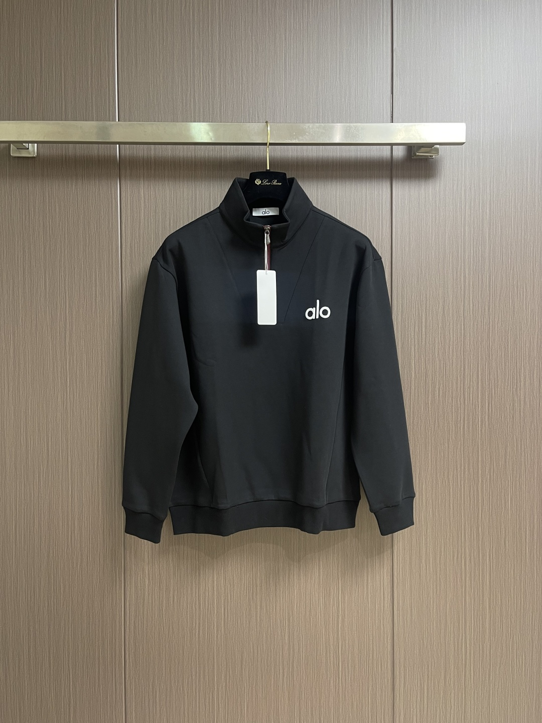 NO:609517,Alo half-zip pullover small stand-up collar sweatshirt. The fabric is soft and waxy. It is close to the skin and comfortable. The loose fit is friendly to all body types. Whether it is paired with leggings for a sporty style or jeans for a casual route, it can be easily held. It is very suitable for daily outings and gym visits. The universal formula for proper outfit ~ Sizes M-3XL, hoodie, sweatshirts, jeans, alexander wang19860909Alo 半拉链套头小立领卫衣,面料软软糯糯的,贴身穿亲肤又舒服,宽松的版型对各种身材都很友好,不管是搭配leggings打造运动风,还是配牛仔裤走休闲路线,都能轻松hold住,日常出街、健身房打卡都超合适,妥妥的穿搭万能公式～尺码M-3XL,,hoodie,sweatshirts,jeans,alexander wang,Men's clothing