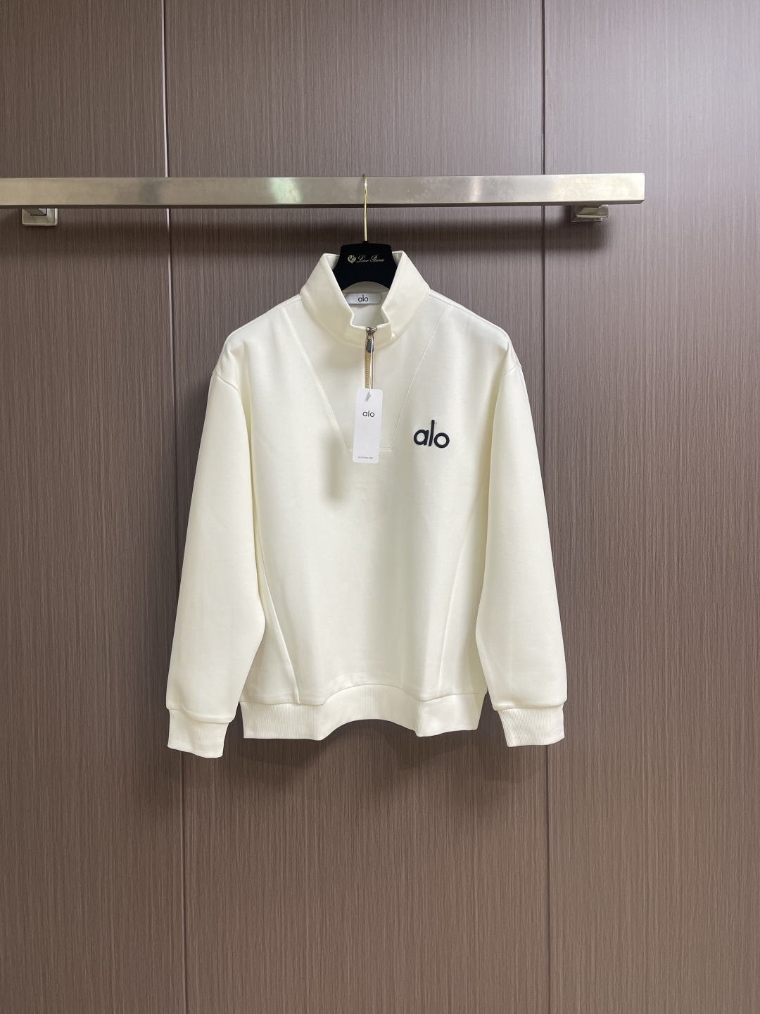 NO:609523,Alo half-zip pullover sweatshirt with small stand-up collar. The fabric is soft and waxy. It is close to the skin and comfortable. The loose fit is friendly to all body types. Whether it is paired with leggings for a sporty style or jeans for a casual route, it can be easily held. It is very suitable for daily outings and gym visits. It is a universal formula for proper outfits~ Sizes M-3XL, hoodie, sweatshirts, jeans, alexander wang19860909Alo 半拉链套头小立领卫衣,面料软软糯糯的,贴身穿亲肤又舒服,宽松的版型对各种身材都很友好,不管是搭配leggings打造运动风,还是配牛仔裤走休闲路线,都能轻松hold住,日常出街、健身房打卡都超合适,妥妥的穿搭万能公式～ 尺码M-3XL,,hoodie,sweatshirts,jeans,alexander wang,Men's clothing