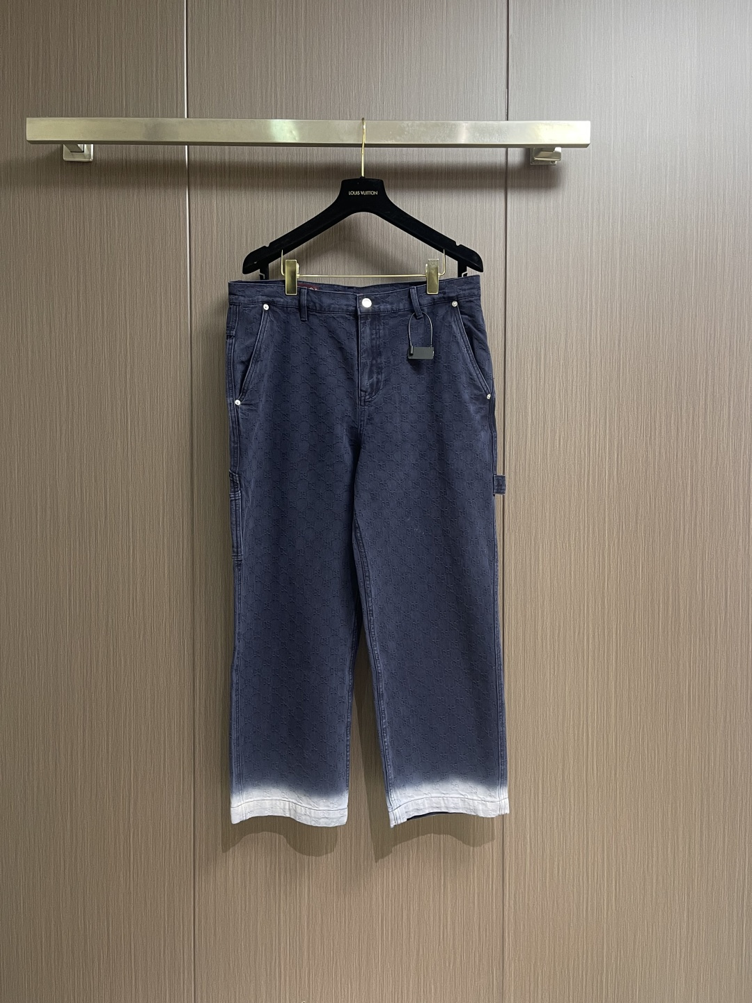 NO:645085,Denim jeans Gucci  Jacquard all-over printed denim jacket and jeans suit. The fabric is made of 7*10 count twill 12-ounce denim cotton. The weight of the ready-to-wash garment is about grams. The buttons are made of electroplated metal four-button buttons with the Gucci brand logo engraved on them, reflecting the brand logo design. The fabric is made of cloth jacquard technology, and the whole frame is embellished with the brand logo. The ready-made garments are spray-painted.  The hem and cuffs are sprayed with horse-spraying technology to add a unique design style. The brand sincerely offers a variety of gradient colors to highlight the texture of the fabric and the recognizable GG pattern. This piece is crafted from dark blue to white gradient bleached GG cotton denim jacquard fabric. Sizes 46-52, gucci, jeans, jackets  & coats,gold plating,alexander wang19860909牛仔衣 牛仔裤 Gucci 提花满印牛仔外套牛仔裤套装,面料采用7*10支斜纹12盎牛仔棉布.洗衣成衣克重约为克.纽扣采用电镀金属四合扣,面上刻字Gucci品牌标识logo,体现出品牌logo设计.面料做布匹提花工艺,全幅以品牌标识logo做为点缀.成衣喷马骝下摆与袖口采用喷马骝工艺为添加一丝独特设计风格.品牌臻心诚献多款渐变色配色,意在凸显面料质感和颇具辨识度的GG图案.这款以深蓝色至白色渐变色漂白GG棉质丹宁提花面料匠心打造.尺码46-52,,gucci,jeans,jackets & coats,gold plating,alexander wang,Men's clothing