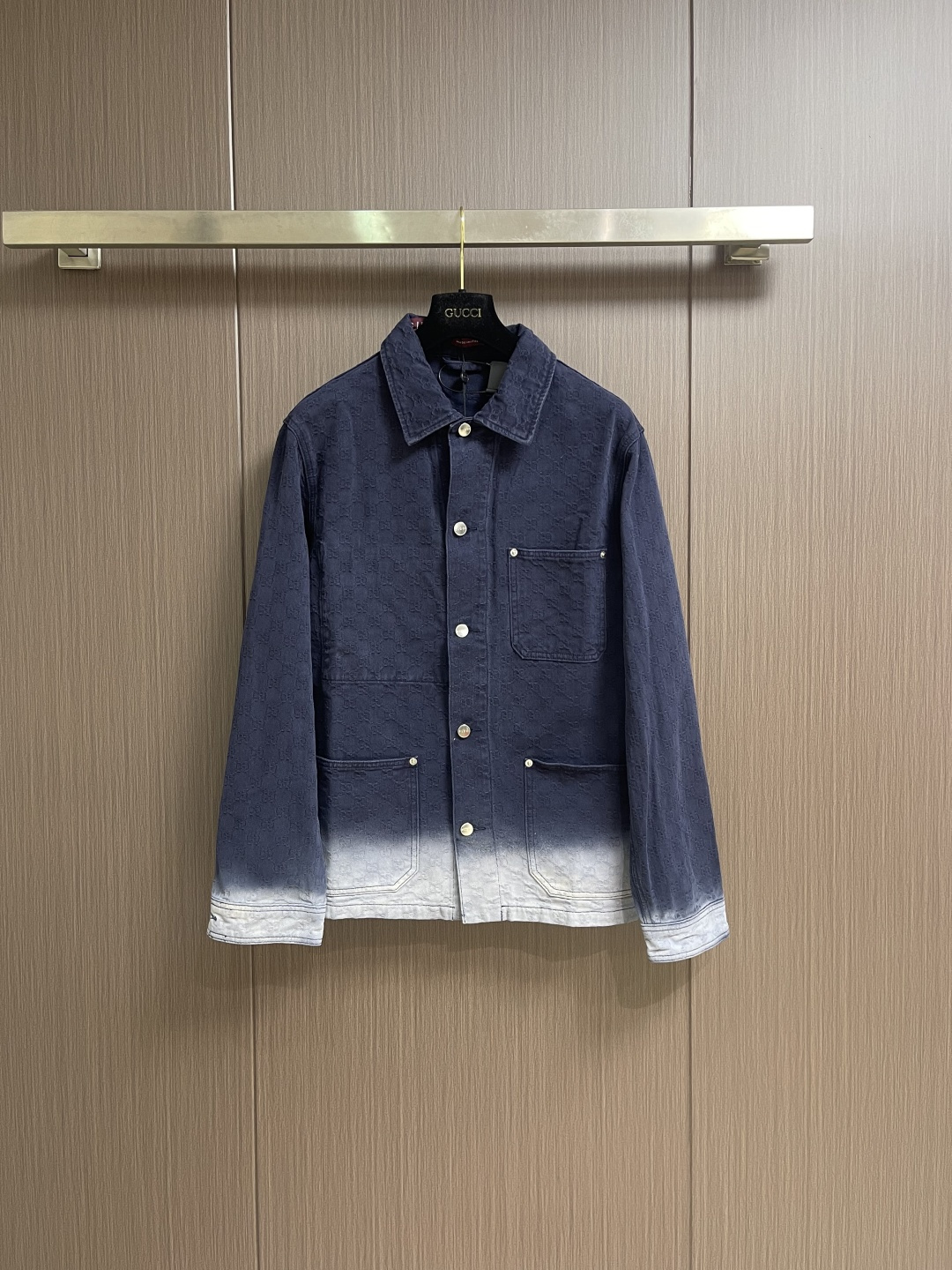 NO:607006,Denim jeans Gucci  Jacquard all-over printed denim jacket and jeans suit. The fabric is made of 7*10 count twill 12-ounce denim cotton. The weight of the ready-to-wash garment is about grams. The buttons are made of electroplated metal four-button buttons with the Gucci brand logo engraved on them, reflecting the brand logo design. The fabric is made of cloth jacquard technology, and the whole frame is embellished with the brand logo. The ready-made garments are spray-painted.  The hem and cuffs are sprayed with horse-spraying technology to add a unique design style. The brand sincerely offers a variety of gradient colors to highlight the texture of the fabric and the recognizable GG pattern. This piece is crafted from dark blue to white gradient bleached GG cotton denim jacquard fabric. Sizes 46-52, gucci, jeans, jackets  & coats,gold plating,alexander wang19860909牛仔衣 牛仔裤 Gucci 提花满印牛仔外套牛仔裤套装,面料采用7*10支斜纹12盎牛仔棉布.洗衣成衣克重约为克.纽扣采用电镀金属四合扣,面上刻字Gucci品牌标识logo,体现出品牌logo设计.面料做布匹提花工艺,全幅以品牌标识logo做为点缀.成衣喷马骝下摆与袖口采用喷马骝工艺为添加一丝独特设计风格.品牌臻心诚献多款渐变色配色,意在凸显面料质感和颇具辨识度的GG图案.这款以深蓝色至白色渐变色漂白GG棉质丹宁提花面料匠心打造.尺码46-52,,gucci,jeans,jackets & coats,gold plating,alexander wang,Men's clothing