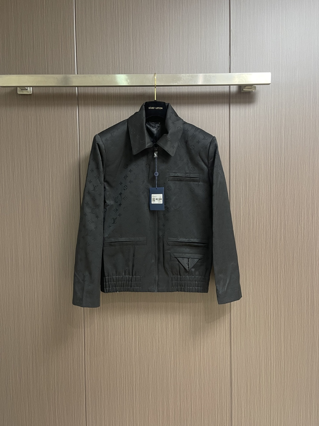 NO:606996,LV 2025SS new wool all-over jacquard jacket, ready-to-wear padded chest cotton and shoulder cotton  Sheep wool creates a classic silhouette, and the full-width Monogram jacquard presents a subtle texture. The elastic waist sets the sporty style, and the entire garment is embellished with brand logo jacquard. The all-over printing is not a simple print, but is dyed with nano-scale yarns to ensure that every pattern is durable. From a distance, it looks like a retro presbyopia, and from a closer look, you can see the matte and glossy interlacing effects embedded in the texture. The elastic waist sets the sporty style, and welted pockets add a formal atmosphere. Sizes 46-52, louis vuitton, jackets  & coats,jackets & coats,alexander wang19860909LV 2025SS新款羊毛满印提花夹克外套,成衣垫有胸棉 肩棉 绵羊毛塑就经典廓形,全幅Monogram提花呈现微妙质感.弹性腰部定格运动风尚,全衣品牌徽标提花点缀,满印并非简单印花,而是通过纳米级纱线染色确保每一处图案经久不褪,远看是复古老花,近观可见纹理中嵌入的哑光与亮面交错效果,弹性腰部定格运动风尚,嵌线口袋再添正装气息.尺码46-52,,louis vuitton,jackets & coats,jackets & coats,alexander wang,Men's clothing