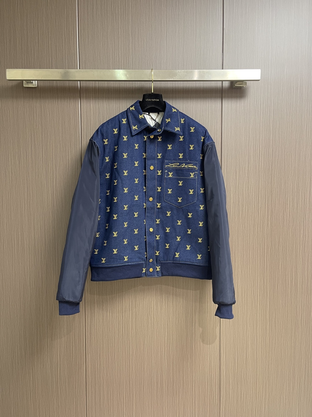 NO:607015,LV 2026ss early spring new all-over embroidered denim baseball jacket, graphic LV letters on the front and back, embroidered signature on the chest pocket, sleeves with spliced ​​windbreaker quilting, a casual style that can be easily converted between outdoor and daily looks, adding eye-catching signature highlights to any look. Sizes 46-52, louis vuitton, jackets & coats, alexander wang19860909LV 2026ss早春新款全身刺绣牛仔棒球夹克,正面后面图形Lv 全刺绣字母,胸前口袋刺绣签名,袖子是拼接风衣夹棉,款休闲风格可轻松在户外和日常造型之间转换,为任何造型增添醒目的标志性亮点.尺码46-52,,louis vuitton,jackets & coats,alexander wang,Men's clothing