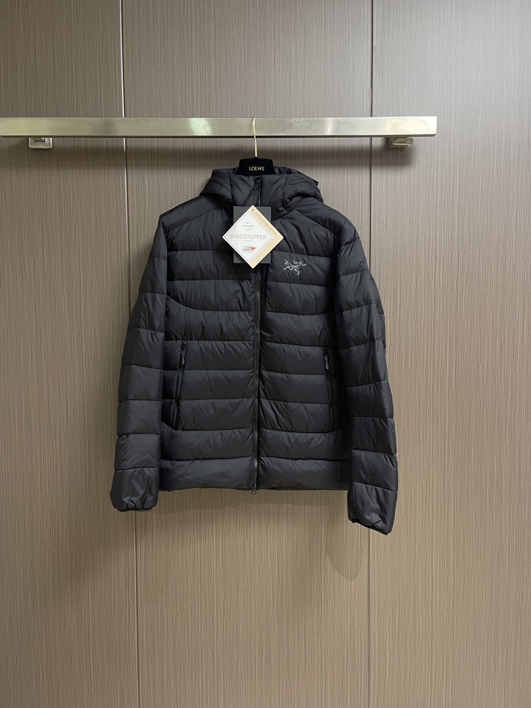 NO:627604,arcteryx Arc'teryx 2025ss new hooded down jacket, simple design, with brand logo, suitable for daily wear or light outdoor activities, embroidered logo, white duck down lining, very light and warm, real C cotton filling!  The spliced ​​fabric under the armpits is more ergonomic and the workmanship is very good. It is easy to layer hard shells and soft shells on the outside and has a longer service life. Use it for hiking in autumn and winter!  Size S-XXL,arc'teryx,down jacket,hats,alexander wang19860909arcteryx 始祖鸟2025ss新款连帽羽绒服,简约设计,带有品牌标志,适合日常穿搭或轻度户外活动,刺绣标 内里白鸭绒 非常轻盈 保暖 真正的C棉填充！腋下拼接面料 更符合人体工学 做工非常好,在外面轻松叠加硬壳,软壳,使用寿命更长.使用于秋冬徒步！尺码S-XXL,arc'teryx,down jacket,hats,alexander wang,Men's clothing