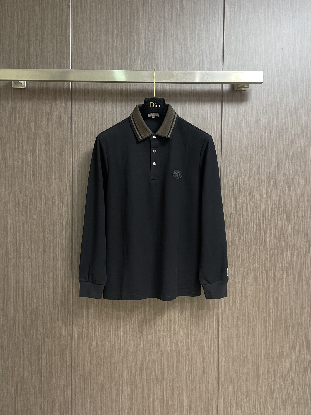 NO:609543,Dior 2025SS early autumn new long-sleeved lapel POLO shirt, a classic and versatile style every year. Fitted version with three buttons. The upper body is tall and straight. The overall upper body does not feel too tight or too loose. It is very friendly to the figure, easy to wear, versatile and classic but not outdated!  The fabrics are made from customer-supplied fabrics and are washed with garments. The upper body makes skin contact with the fabrics more comfortable.  The upper body is very high-end, skin-friendly, breathable, stiff and stylish. Order in full condition. Sizes M-3XL, dior, alexander wang19860909Dior 2025SS早秋新款长袖翻领POLO衫,年年经典百搭款式 合体的版型 三粒扣 上身挺拔 整体上身感不会过紧或者过松 对身材很友好好穿又百搭经典不过时！面料采用客供面料 成衣水洗的工艺 上身让皮肤接触面料更加舒适．上身很高档 亲肤透气,挺括有型 全品相的订单.尺码M-3XL,,dior,alexander wang,Men's clothing