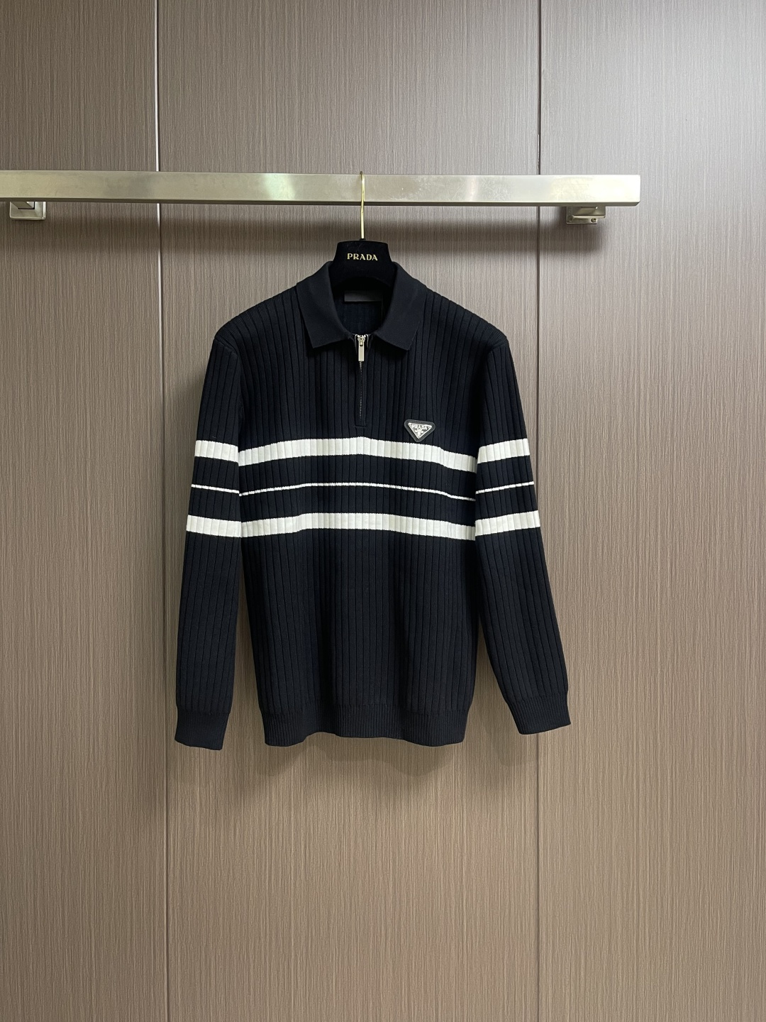 NO:609549,PRADA 2025SS new autumn and winter men's knitted striped wool lapel sweater, which is both classic, fashionable and versatile, very eye-catching, extremely modern and simple design, p family's exclusive three-dimensional triangle logo hardware design!  Customized 100% imported wool fabric!  The texture of this model is quite impressive. You can tell the specifications and grades at your fingertips. The level of finesse and breathability are top-notch!  Size M-3XL,,prada,sweaters,alexander wang19860909PRADA 2025SS秋冬新款男士针织条纹羊毛翻领毛衣,既经典有时尚百搭,非常的耐看,极其现代摩登风范的简约设计,p家专属立体三角标识五金设计！定制百分百进口羊毛面料！此款的质感相当感人 触手便知规格档次 细腻程度与透气效果堪称顶级！尺码M-3XL,,prada,sweaters,alexander wang,Men's clothing