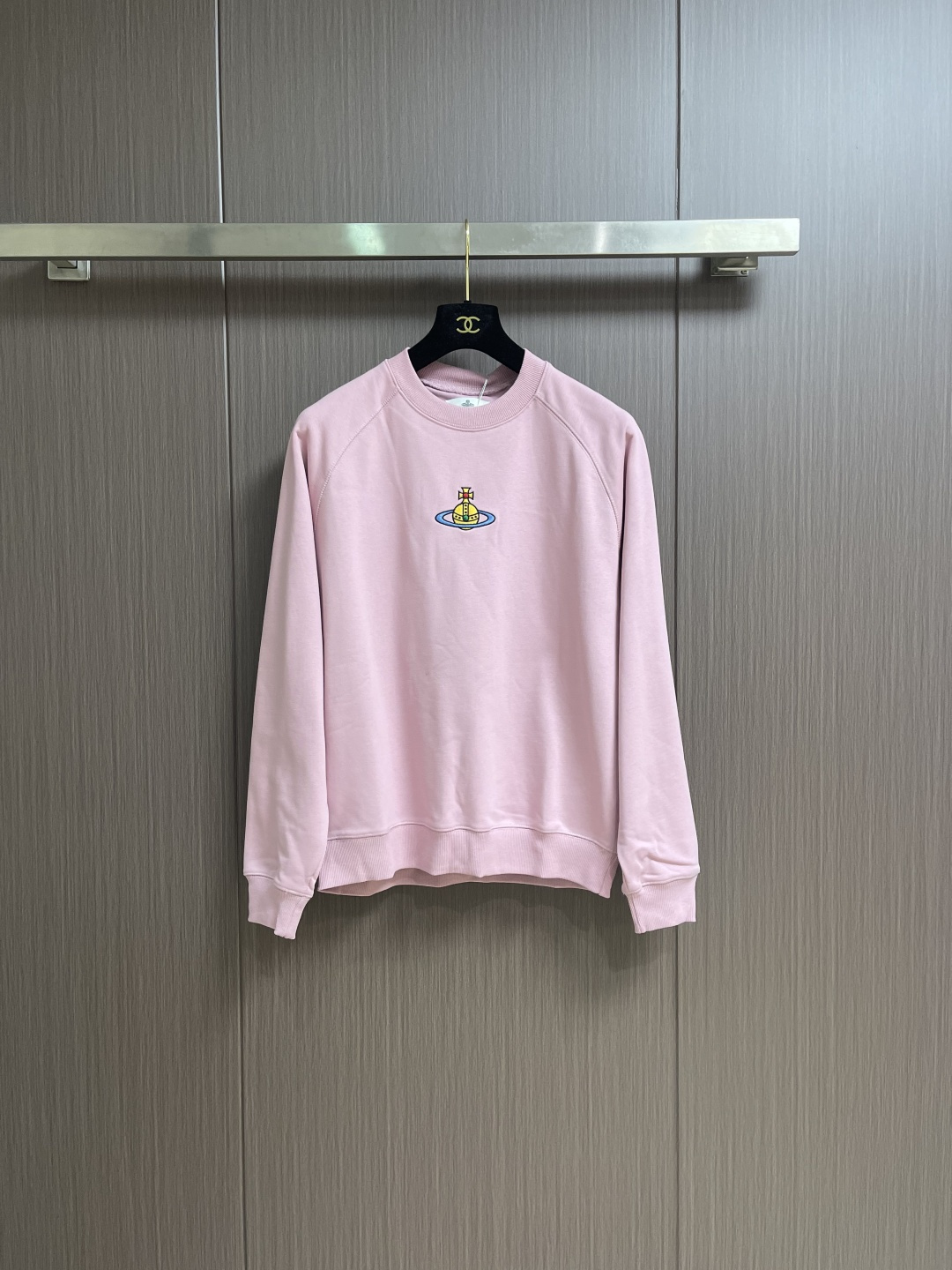 NO:609532,vivienne west wood Vivienne heavy embroidered letter round neck sweatshirt, classic printed small Saturn, simple and elegant, full of design, the overall design looks cool and futuristic, and can be easily matched with various clothes, and can be easily oversized for daily wear  The silhouette can accommodate various body types. It is a classic and easy-to-wear fashionable item. Quality control must include a series of environmentally friendly dyeing. The quality is stable and the texture is delicate, soft and comfortable. It is full of vitality and never picks people. The loose three-dimensional version continues the classic, casual and fashionable feeling. The color is super beautiful!  Large version, same style for men and women. Sizes 46-48-50, versace, hoodie, sweatshirts, alexander wang19860909vivienne west wood 西太后 薇薇安 重工刺绣字母圆领卫衣,经典印花小土星,简约大气,设计感满满,设计整体看起来酷酷的,未来感十足,也能够轻松搭配各种衣服,日常穿搭毫不费力oversize 廓形能够容纳各种身材,经典好穿,时髦单品,品质控必入系列环保染色,品质稳定质地细腻,柔软舒适,活力满满的从不挑人剪裁宽松立体版型延续经典随意时髦感与生俱来颜色超美！大版型,男女同款.尺码46-48-50,,versace,hoodie,sweatshirts,alexander wang,Men's clothing