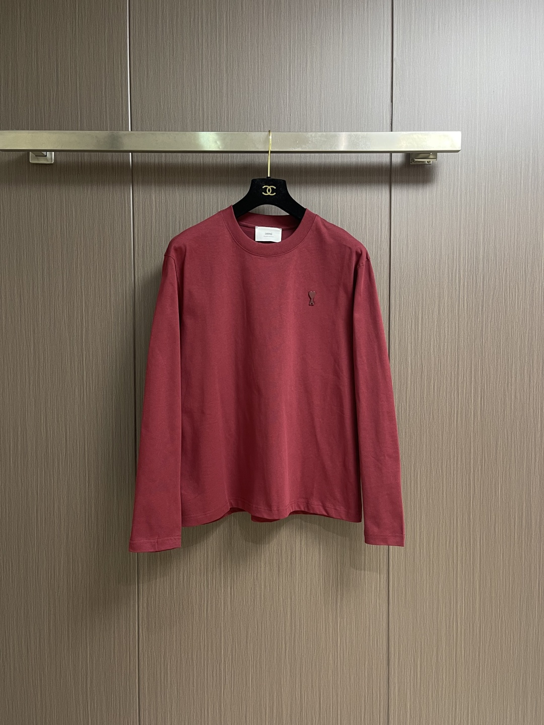 NO:607002,Ami 2025ss classic hardware logo round neck long-sleeved T-shirt, a simple masterpiece inherited from the mainstream culture of love French luxury, with full appeal. High-quality cotton 380g terry fabric provided by customers, full of drape, can be worn close to the body without any restrictions. The three-dimensional love logo on the chest is completed with three-dimensional hardware logo, sizes S-XL,, tees, t-shirt, alexander wang19860909Ami 2025ss经典五金标识款圆领长袖T恤,爱心法式奢潮的主流文化传承简约的优作,具备十足的感染力.客供优质全棉380克毛圈面料,垂感十足,可贴身穿着无任何限制.胸前立体的爱心标志采用立体五金标识完成,尺码S-XL,,tees，t-shirt,alexander wang,Men's clothing