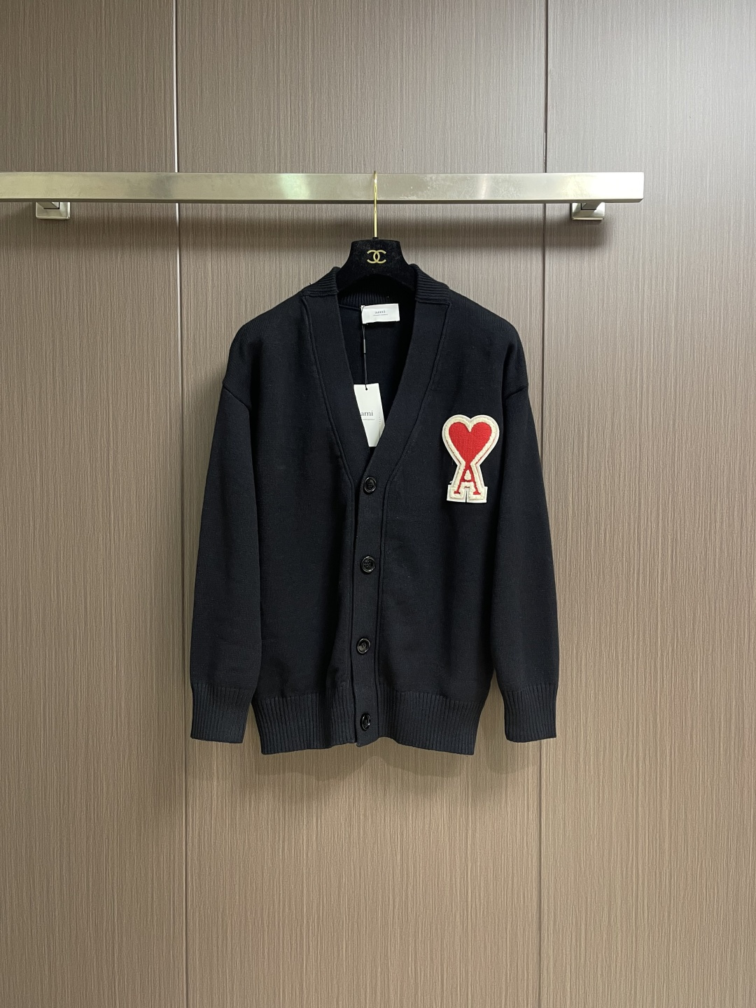 NO:609527,AMI 2025ss classic embroidered big heart cardigan sweater, classic style that looks good on anyone. Versatile and not picky, high-quality version. Differentiates from low-version core-spun yarns on the market. The core-spun yarn feels thick and throwy, with high-density embroidery of correct wool thread. Sizes S-XL,,sweaters,alexander wang19860909AMI 2025ss经典款刺绣大爱心开衫毛衣,万年经典款谁穿谁好看 百搭不挑人,高品质版本 区别市面低版本包芯纱 包芯纱摸起来又抛又厚,正确羊毛线高密度刺绣.尺码S-XL,,sweaters,alexander wang,Men's clothing