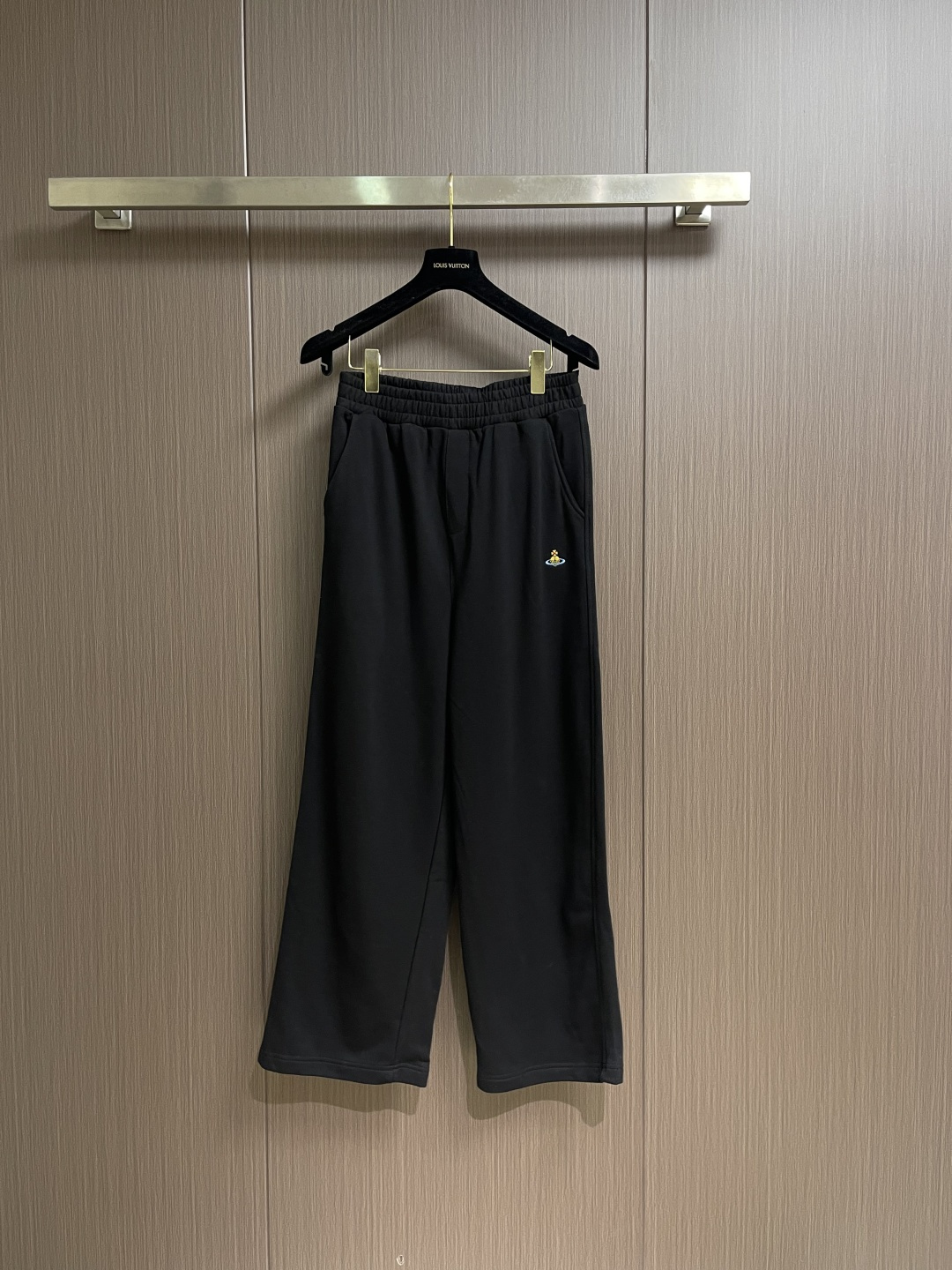 NO:607007,Tops, pants, vivienne west wood, Queen Mother West, Vivienne Heavy Industry Embroidered Letters Hooded Sweatshirt, Straight-leg Sweatpants Suit, Classic Printed Little Saturn, Simple and Grand, Full of Design, the Overall Design Looks Cool and Futuristic, It Can Be Easily Matched With All Kinds of Clothes, Effortless Oversize for Daily Wearing  The silhouette can accommodate various body types. It is a classic and easy-to-wear fashionable item. Quality control must include a series of environmentally friendly dyeing. The quality is stable and the texture is delicate, soft and comfortable. It is full of vitality and never picks people. The loose three-dimensional version continues the classic, casual and fashionable feeling. The color is super beautiful!  Large version, same style for men and women. Sizes 46-48-50, versace, hoodie, sweatshirts, hats, alexander wang19860909上衣 裤子 vivienne west wood 西太后 薇薇安 重工刺绣字母连帽卫衣直筒卫裤套装,经典印花小土星,简约大气,设计感满满,设计整体看起来酷酷的,未来感十足,也能够轻松搭配各种衣服,日常穿搭毫不费力oversize 廓形能够容纳各种身材,经典好穿,时髦单品,品质控必入系列环保染色,品质稳定质地细腻,柔软舒适,活力满满的从不挑人剪裁宽松立体版型延续经典随意时髦感与生俱来颜色超美！大版型,男女同款.尺码46-48-50,,versace,hoodie,sweatshirts,hats,alexander wang,Men's clothing