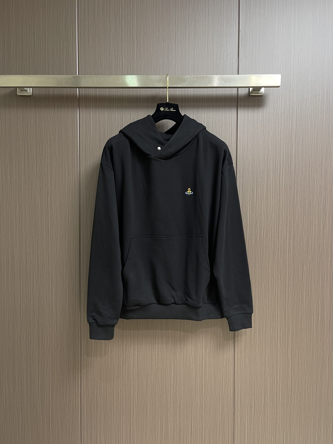 NO:609521,Tops, pants, vivienne west wood, Queen Mother West, Vivienne Heavy Industry Embroidered Letters Hooded Sweatshirt, Straight-leg Sweatpants Suit, Classic Printed Little Saturn, Simple and Grand, Full of Design, the Overall Design Looks Cool and Futuristic, It Can Be Easily Matched With All Kinds of Clothes, Effortless Oversize for Daily Wearing  The silhouette can accommodate various body types. It is a classic and easy-to-wear fashionable item. Quality control must include a series of environmentally friendly dyeing. The quality is stable and the texture is delicate, soft and comfortable. It is full of vitality and never picks people. The loose three-dimensional version continues the classic, casual and fashionable feeling. The color is super beautiful!  Large version, same style for men and women. Sizes 46-48-50, versace, hoodie, sweatshirts, hats, alexander wang19860909上衣 裤子 vivienne west wood 西太后 薇薇安 重工刺绣字母连帽卫衣直筒卫裤套装,经典印花小土星,简约大气,设计感满满,设计整体看起来酷酷的,未来感十足,也能够轻松搭配各种衣服,日常穿搭毫不费力oversize 廓形能够容纳各种身材,经典好穿,时髦单品,品质控必入系列环保染色,品质稳定质地细腻,柔软舒适,活力满满的从不挑人剪裁宽松立体版型延续经典随意时髦感与生俱来颜色超美！大版型,男女同款.尺码46-48-50,,versace,hoodie,sweatshirts,hats,alexander wang,Men's clothing