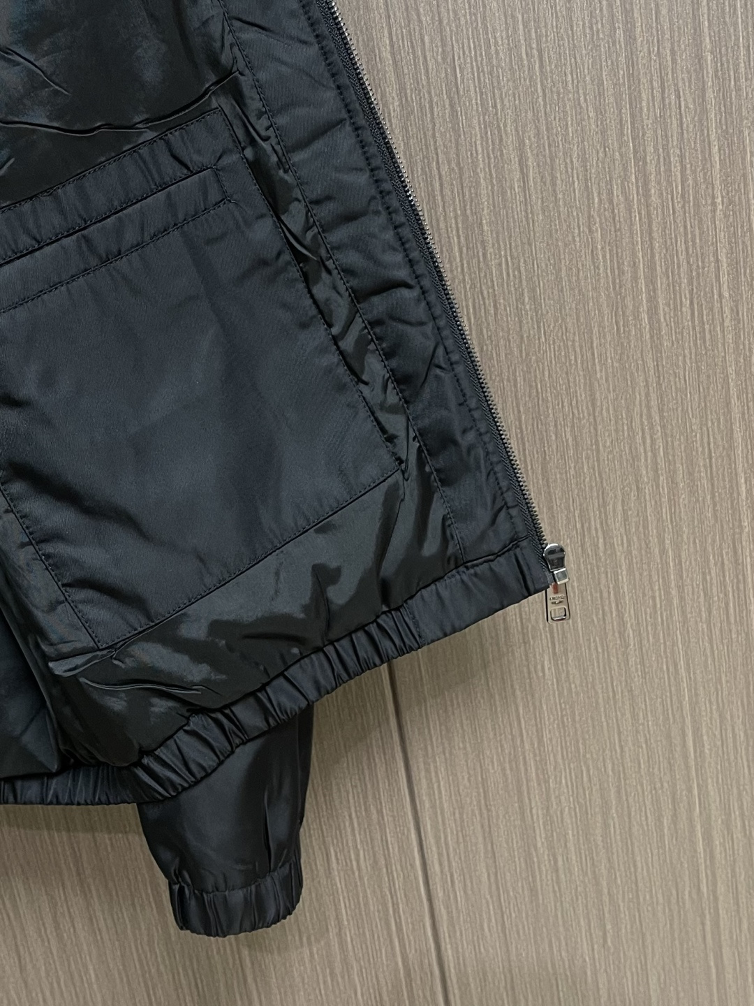 Prada 纯色标志徽标拉链翻领长袖夹克外套，这款Prada夹克采用高品质防水防风面料，手感挺括且透气性