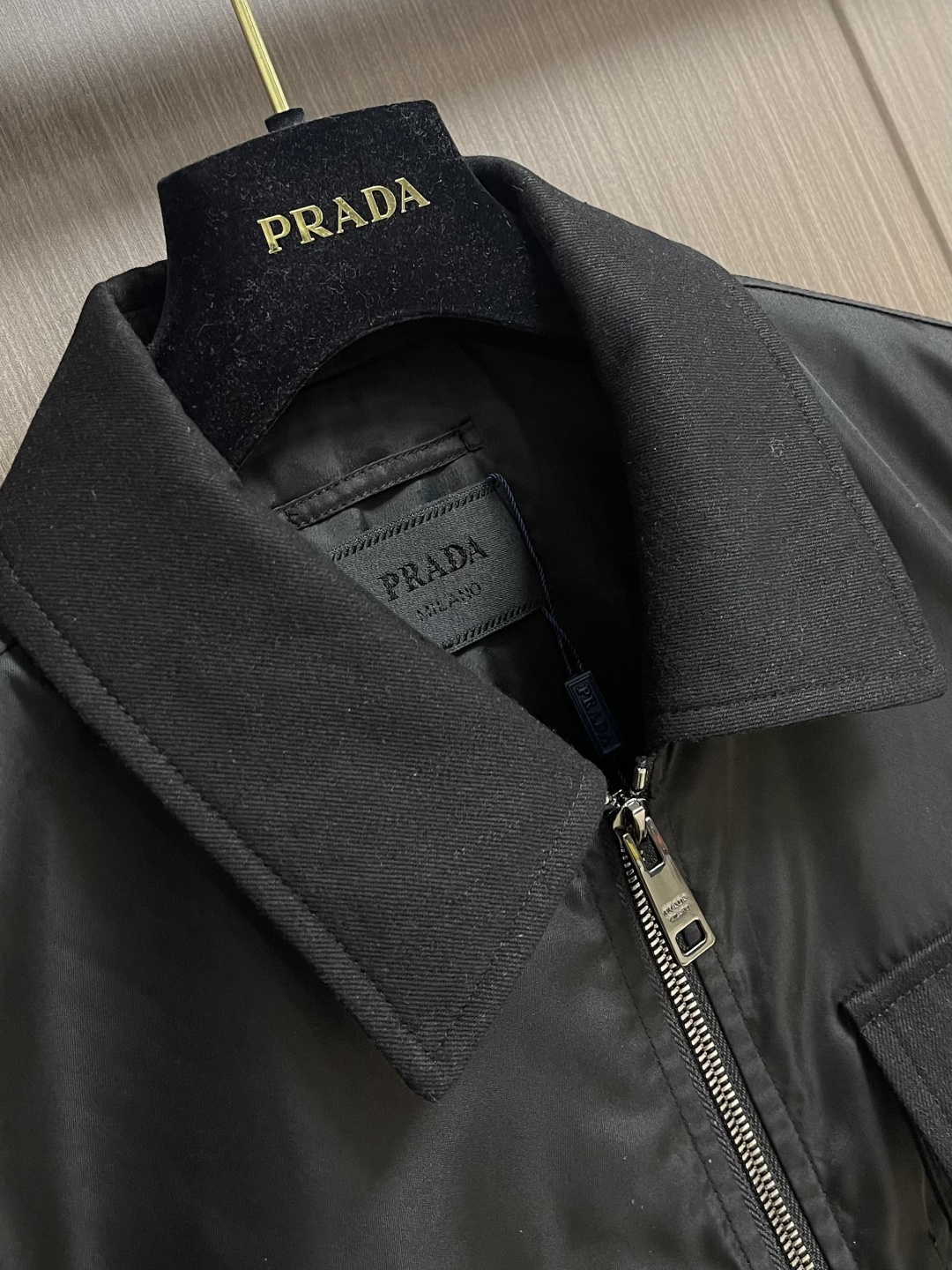 Prada 纯色标志徽标拉链翻领长袖夹克外套，这款Prada夹克采用高品质防水防风面料，手感挺括且透气性