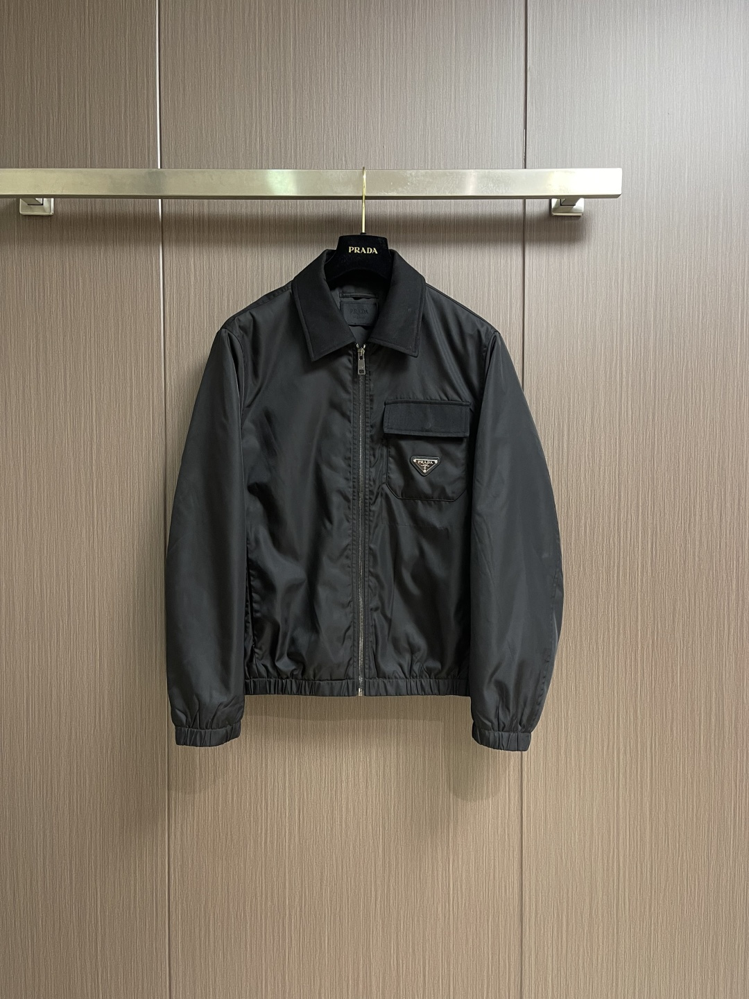 Prada 纯色标志徽标拉链翻领长袖夹克外套，这款Prada夹克采用高品质防水防风面料，手感挺括且透气性